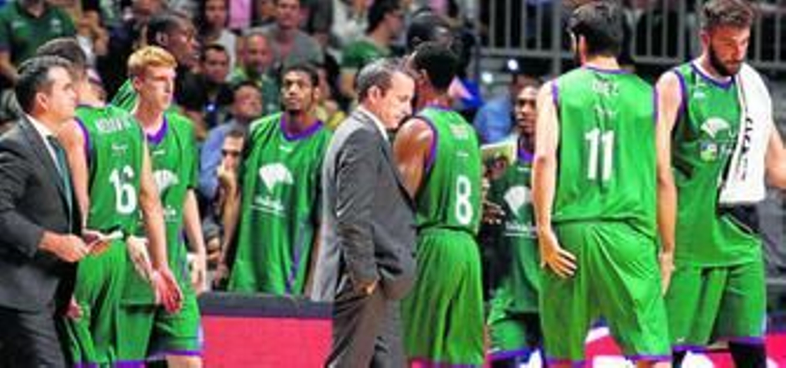 Plaza sopesa sus indicaciones antes de un tiempo muerto.