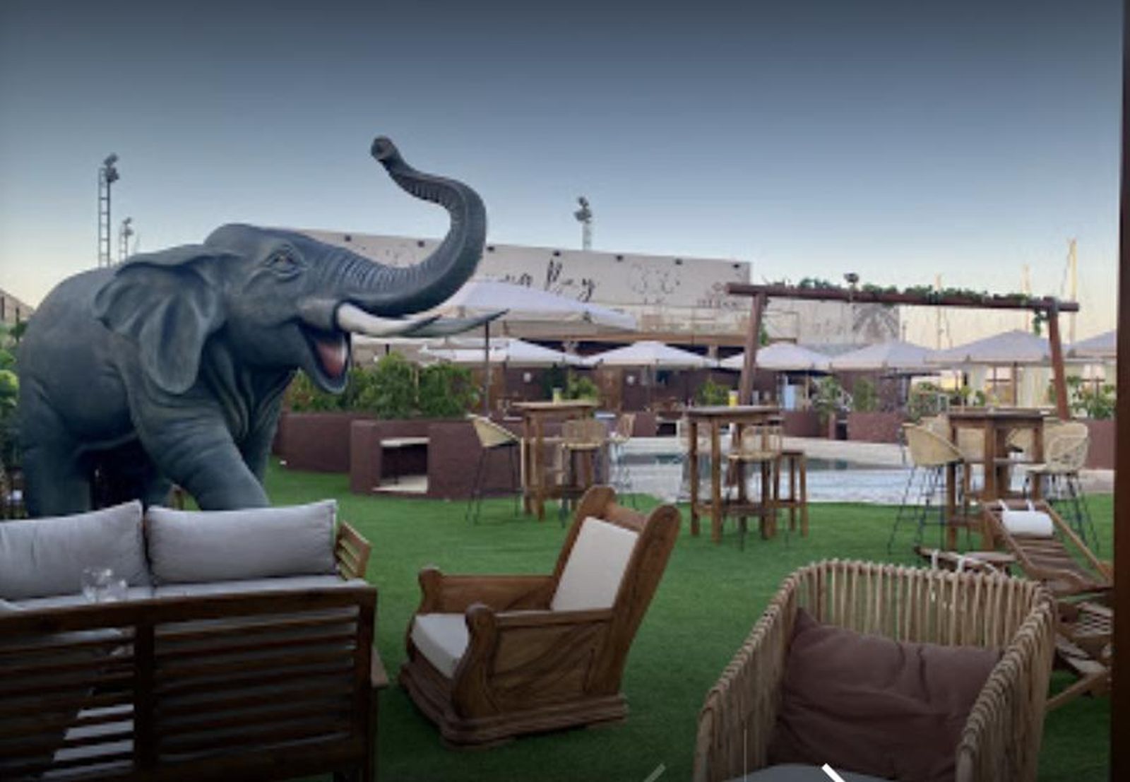 Una imagen del local con decreto de cierre de Urbanismo.