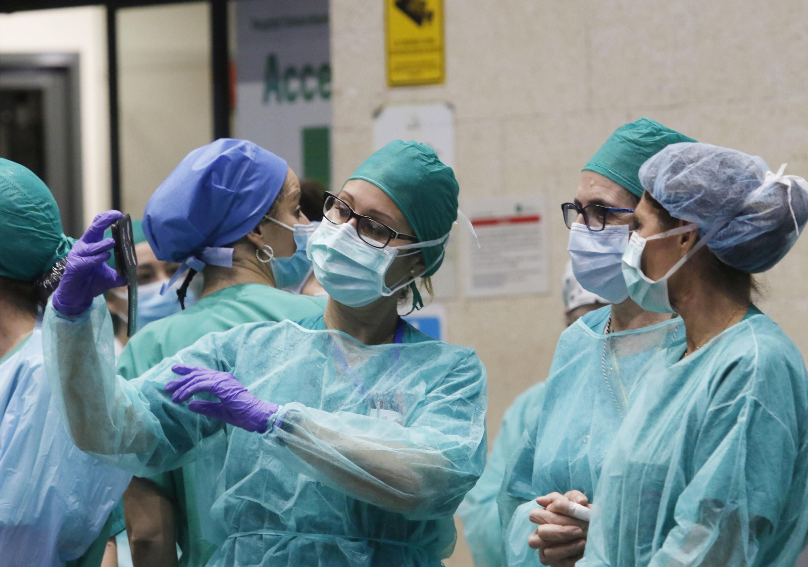 Los profesionales del Hospital Reina Sofía de Córdoba devuelven los aplausos de los cordobeses