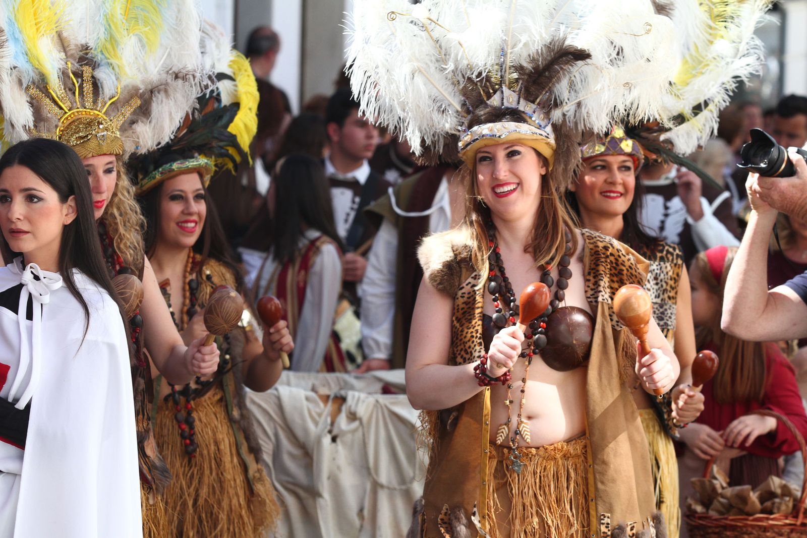 Imágenes del desfile de la XIX Feria Medieval del Descubrimiento, en Palos de la Frontera