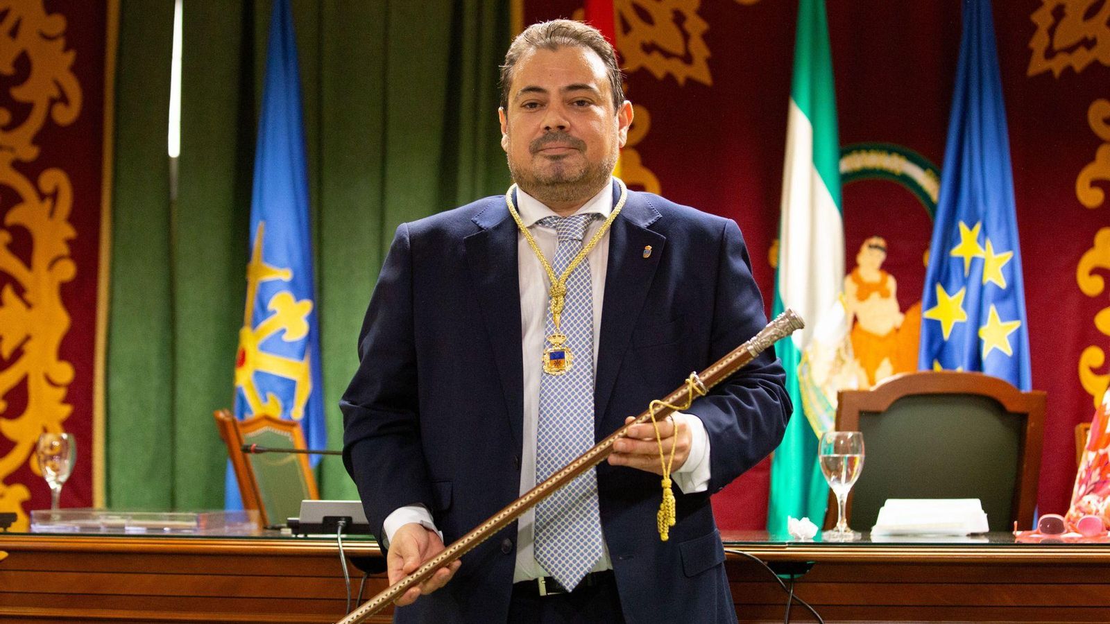 Julio Pérez, con el bastón de mando.