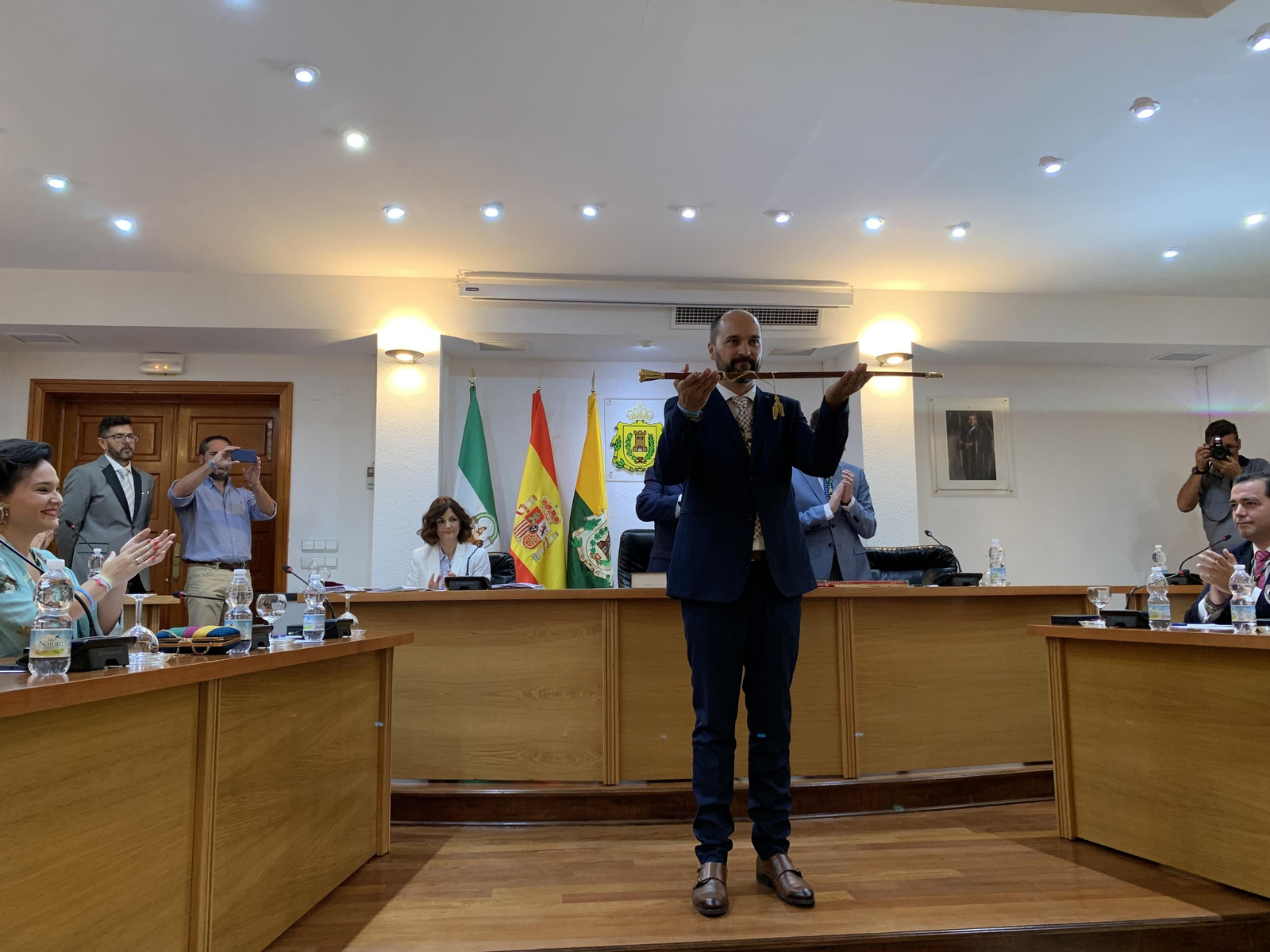Miguel Alconchel muestra el bastón de mando tras ser investido alcalde de Los Barrios.