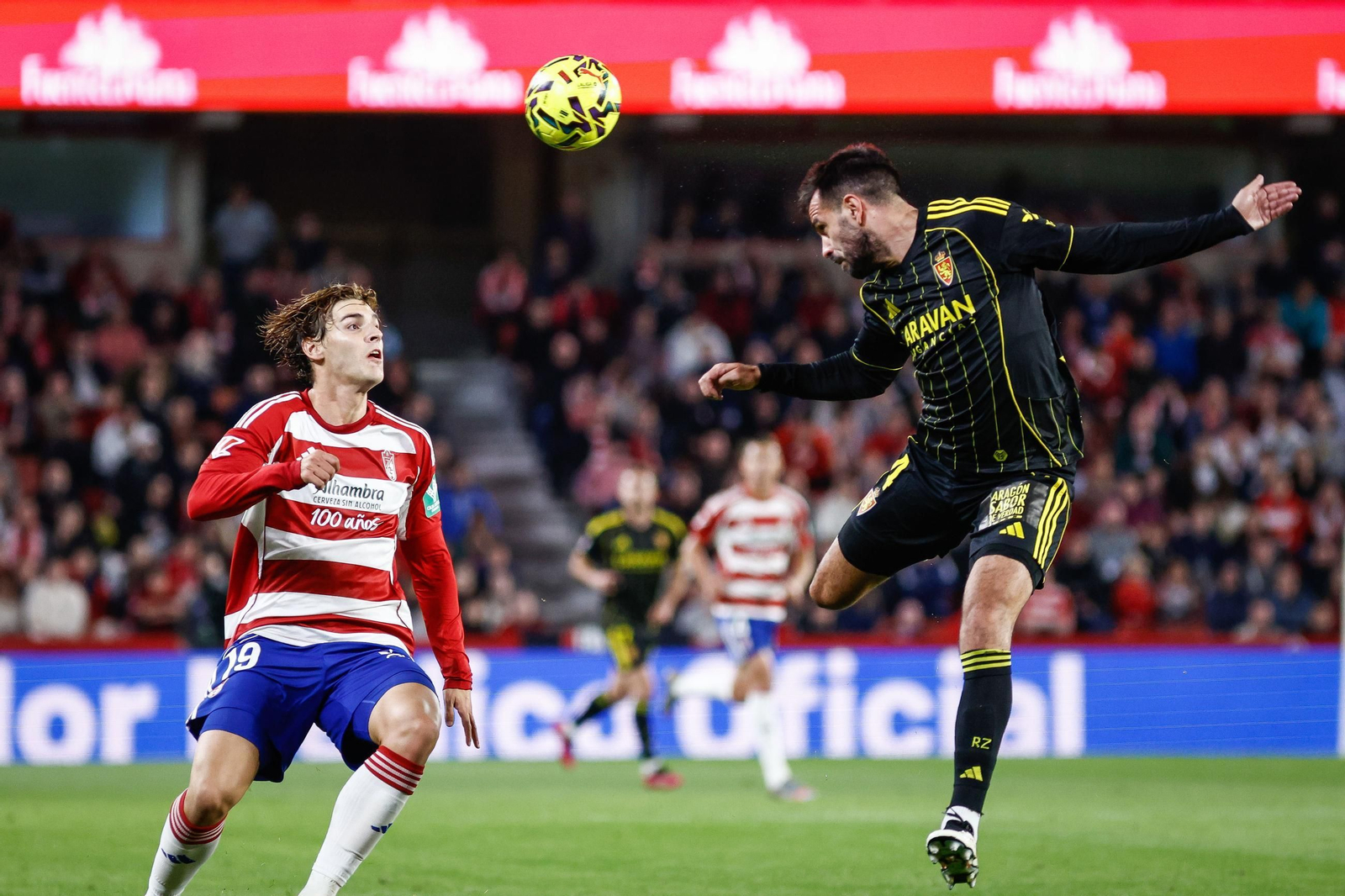 Jorge Pascual observa el despeje de Pablo Insua.