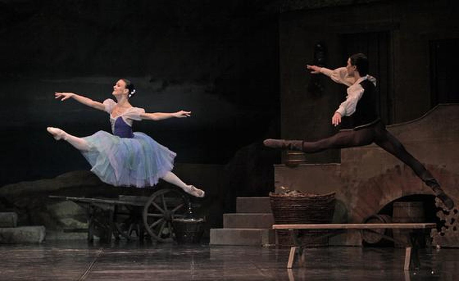 Imágenes de 'Giselle' en el Teatro de la Maestranza. / Antonio Pizarro