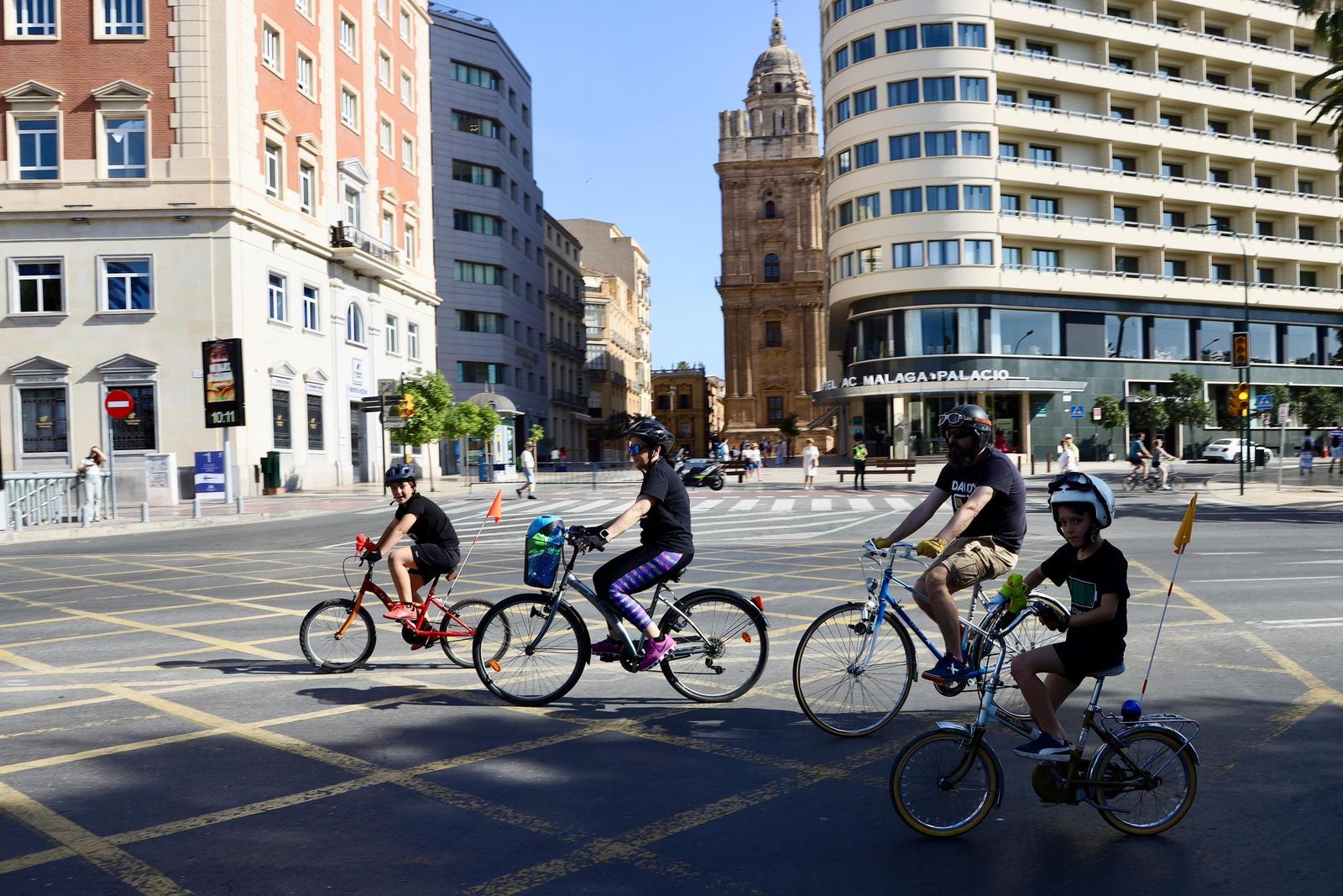 Cientos de ciclistas toman Málaga en el Día de la Bici, en imágenes