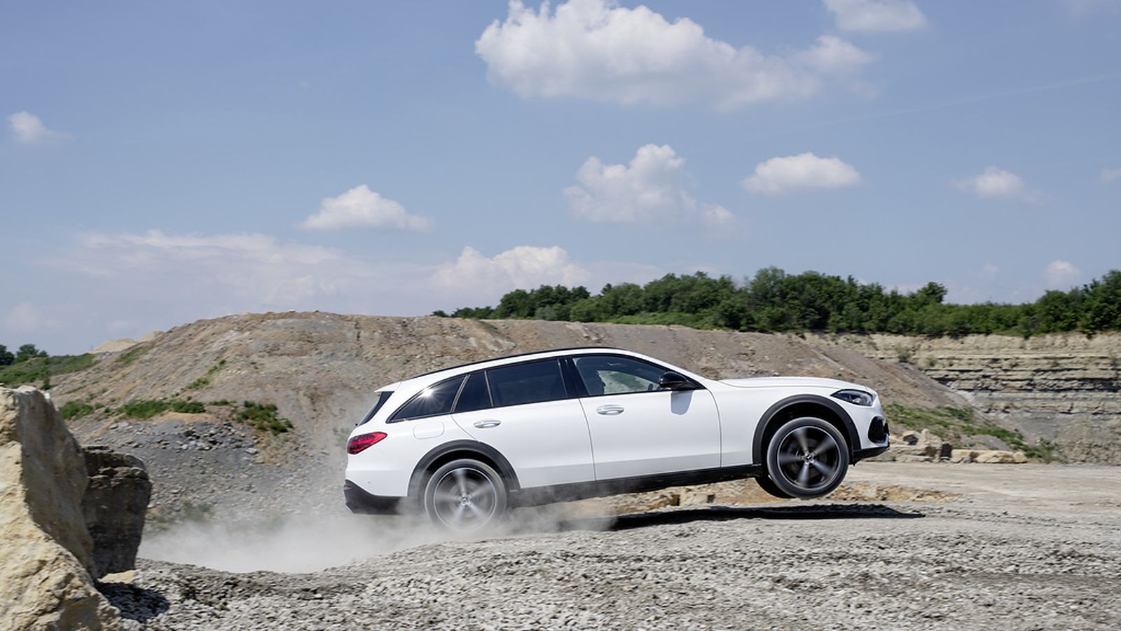 La altura libre extra, ruedas o ajustes de la electrónica capacitan al Clase C All-Terrain para moverse fuera del asfalto, al menos, con la misma facilidad que un SUV de tracción total