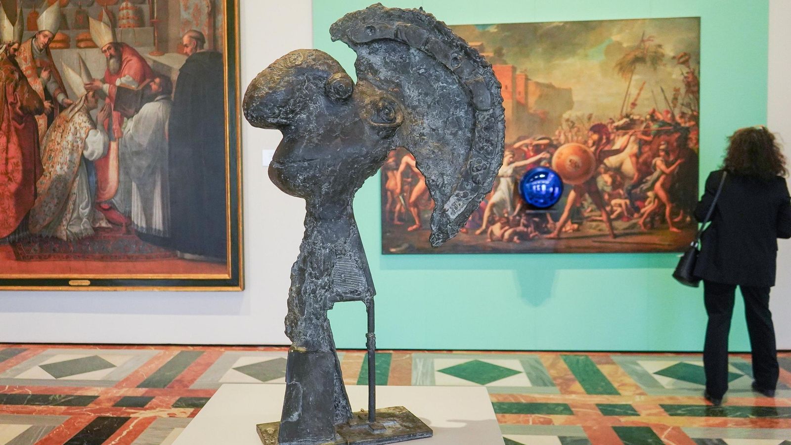 Las piezas de Picasso y Koons conviven con otras del Museo de Bellas Artes de Granada.