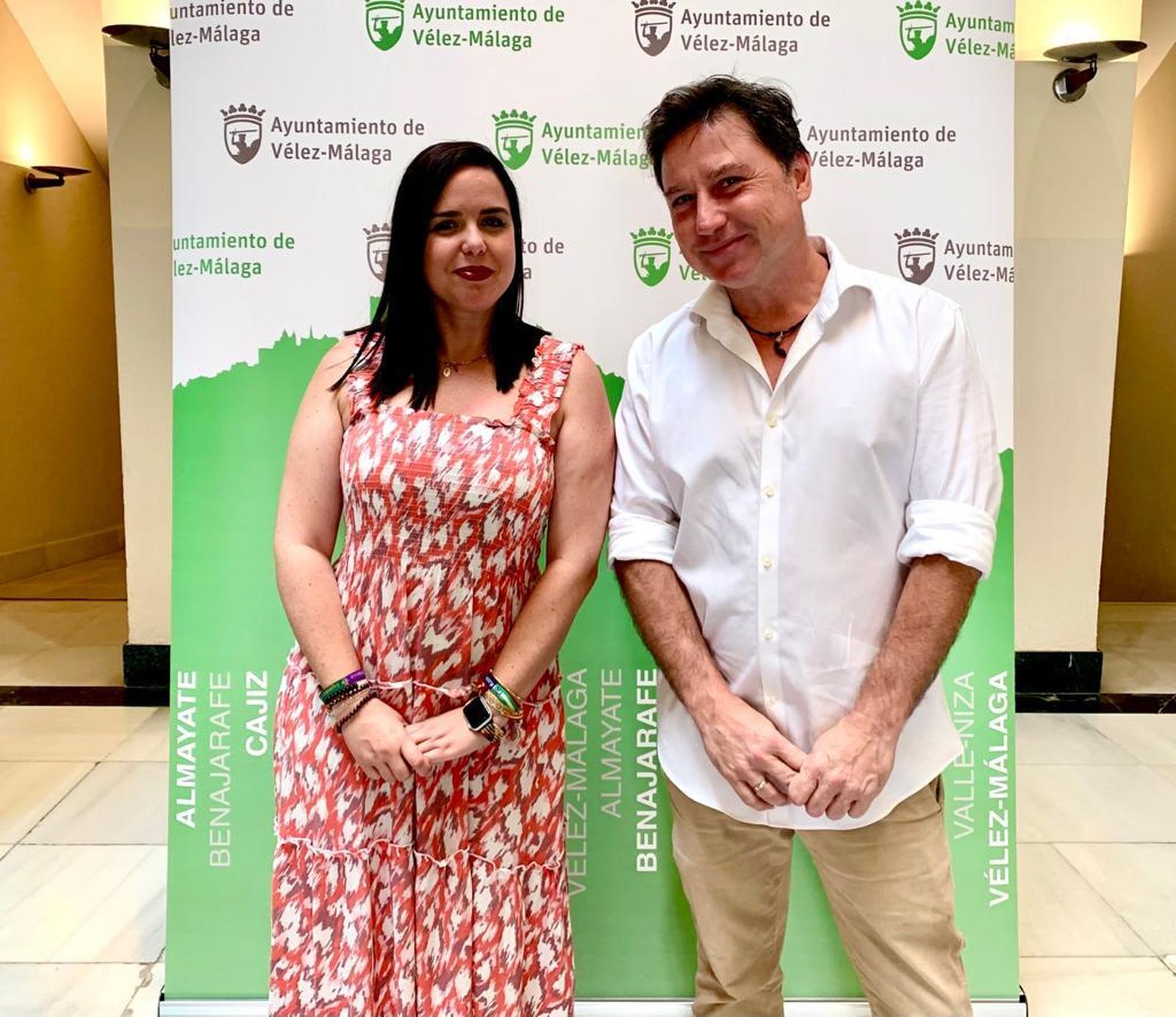 La concejala de Educación, Lourdes Piña, y el jefe de estudios de la Escuela, Miguel Ángel García