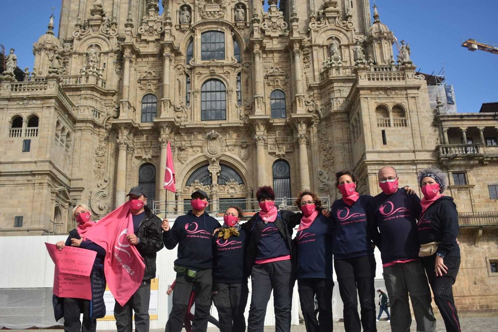 Las peregrinas de AMMA Jerez y sus familiares, a su llegada en la plaza del Obradoiro.