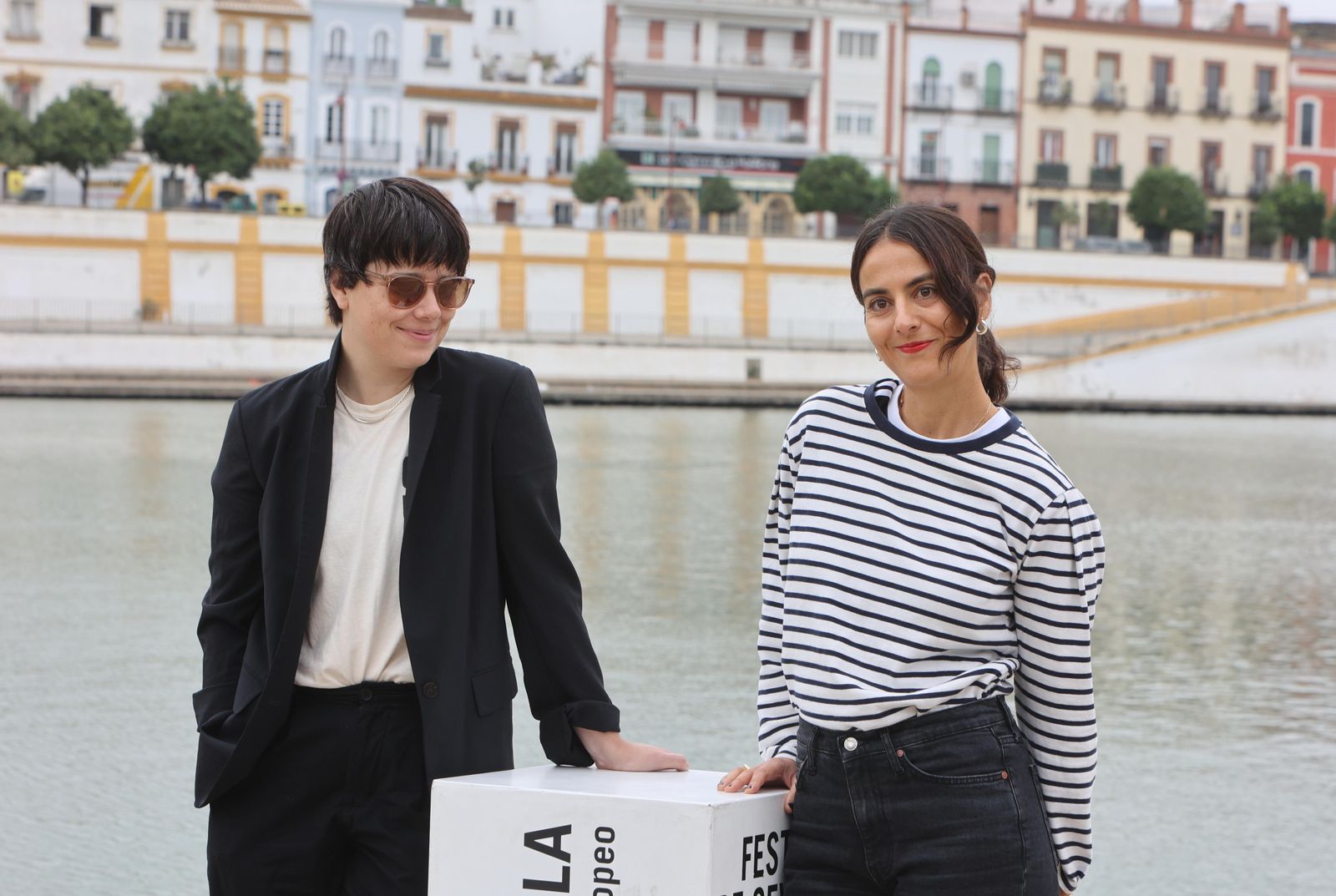 Charlotte Wells (izquierda) y Elena López Riera, ayer en Sevilla.