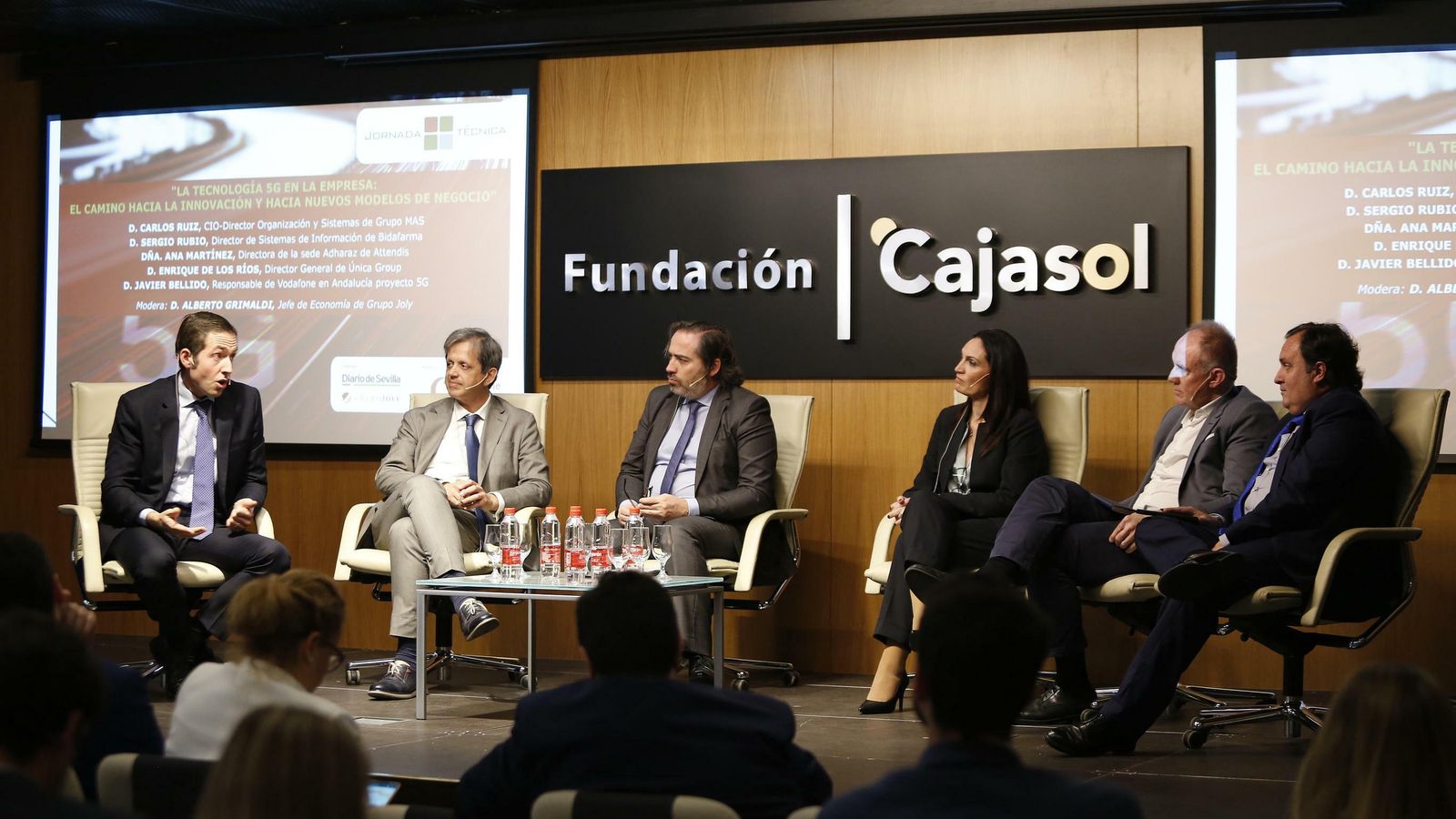 Mesa redonda celebrada ayer en Sevilla y moderada por el jefe de Economía de Grupo Joly, Alberto Grimaldi (centro).
