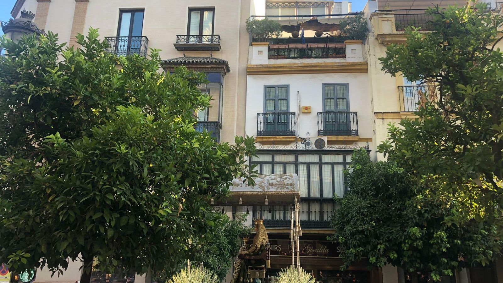 La Virgen de los Reyes se asoma a la Avenida.