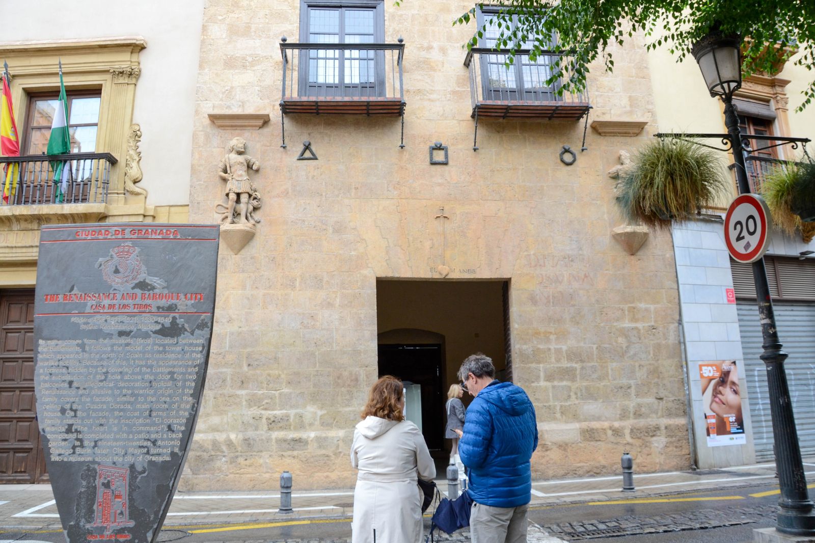 Los granadinos disfrutan de actividades divulgativas y culturales en la ciudad