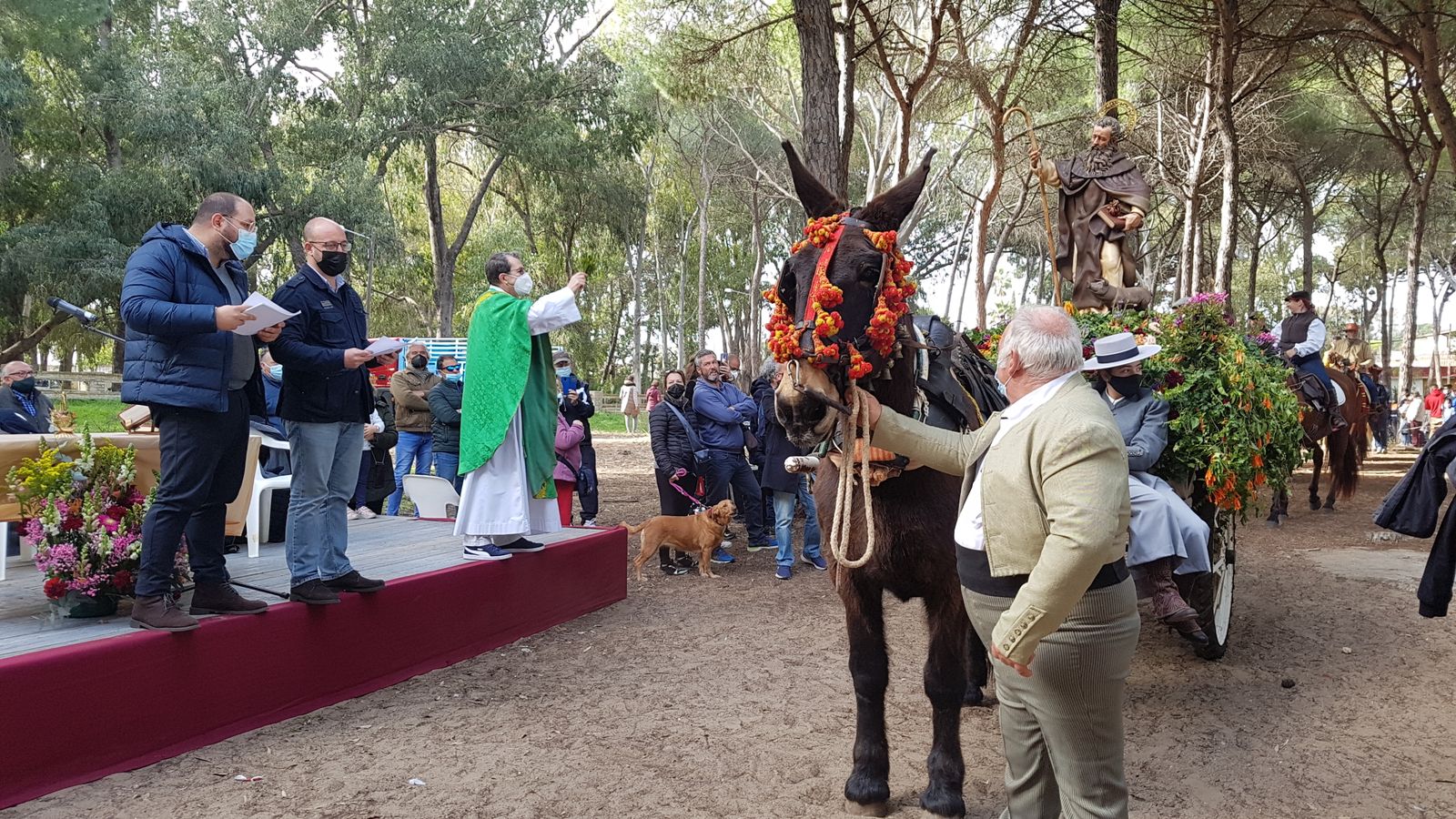 El paso de la carreta con el santo abrió la bendición de los animales por el sacerdote Juan Félix Ruiz Lama en Las Dunas.