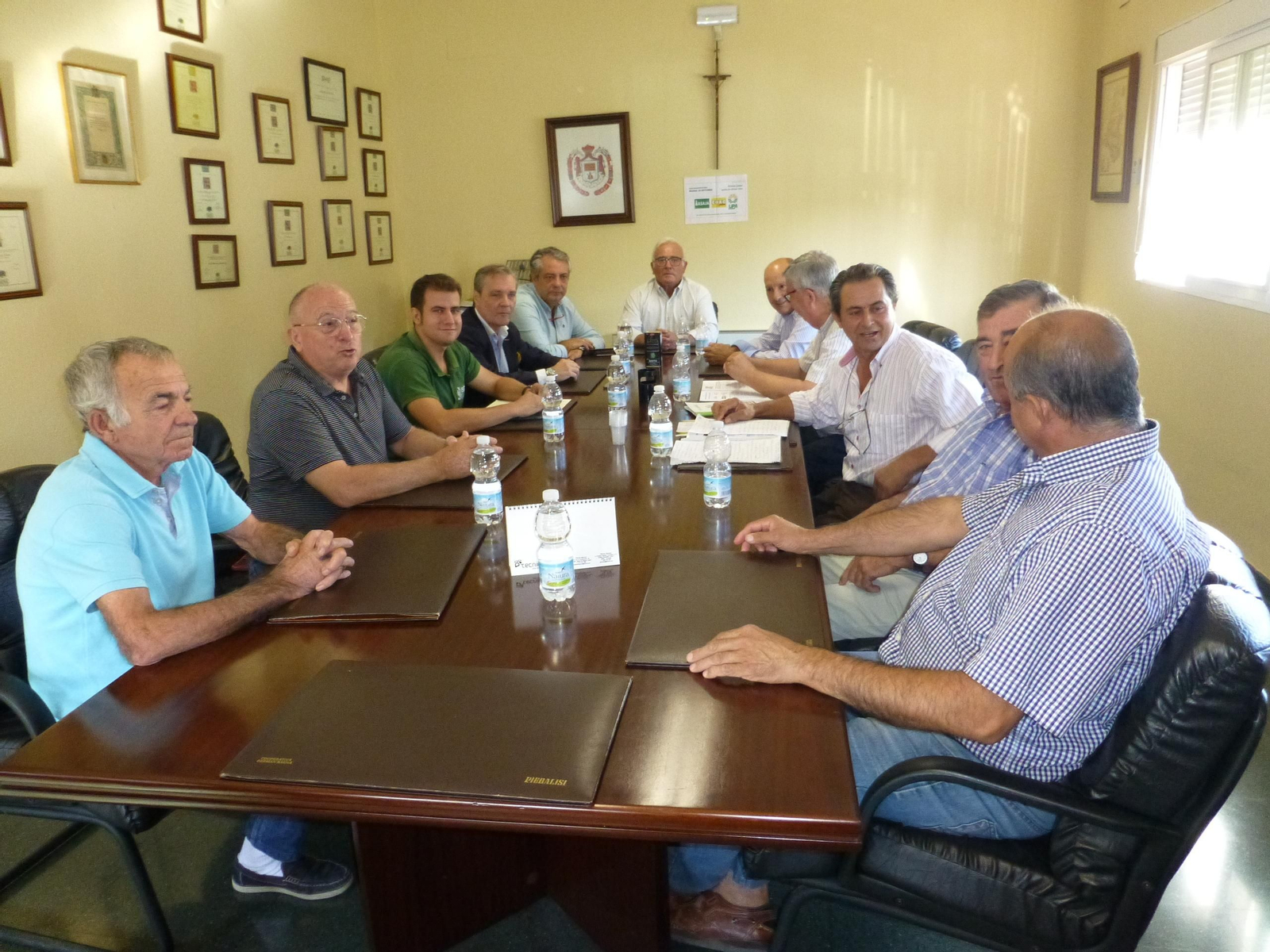 Reunión de los olivareros en la cooperativa Germán Baena.