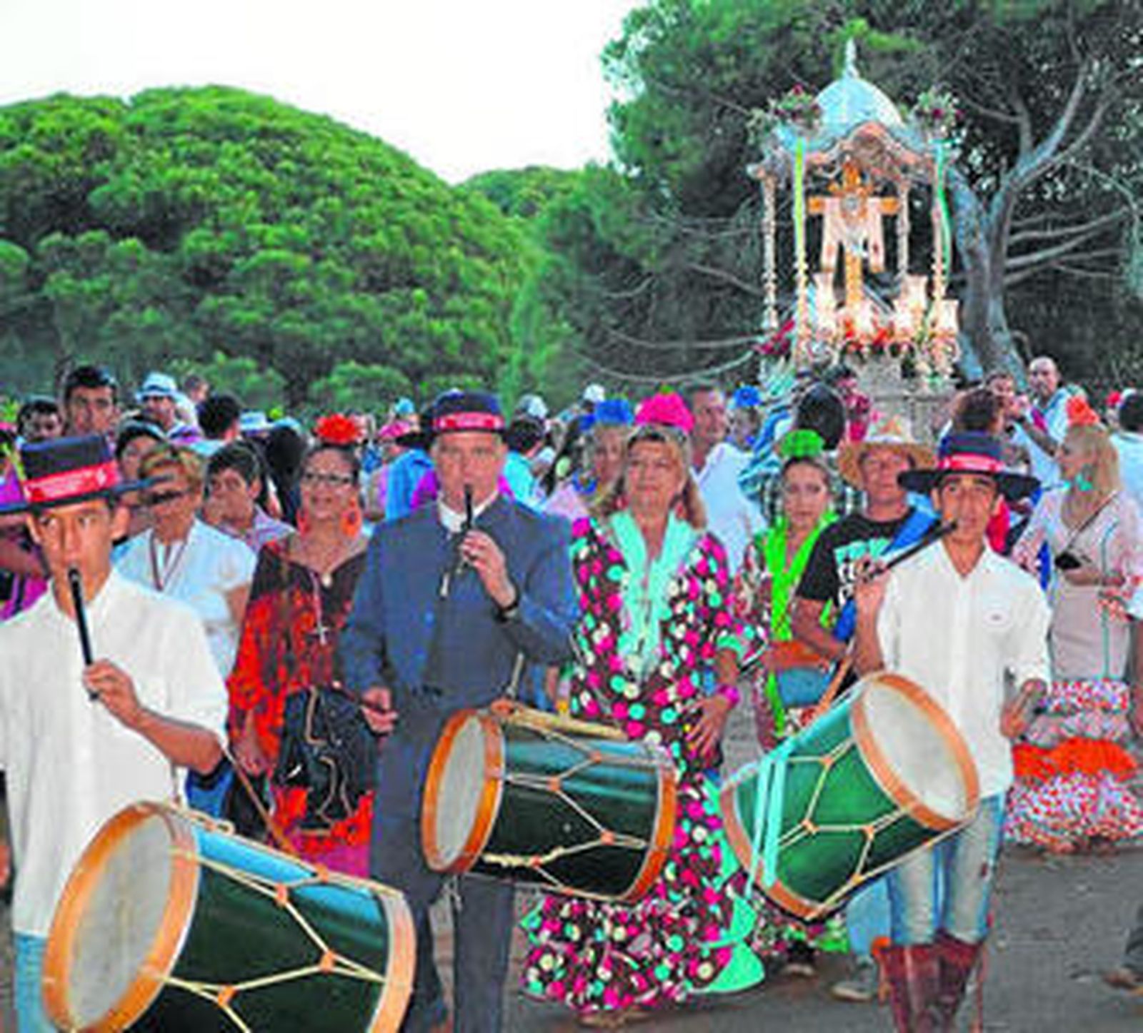 Los peregrinos realizando el camino con la Santa Cruz.