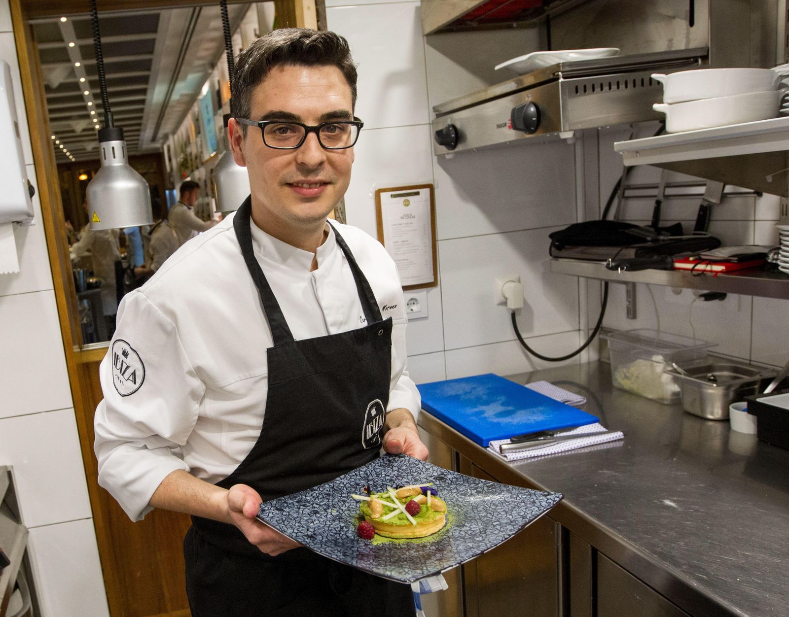 Carlos Fernández, en la cocina del Café Ibiza de Logroño.