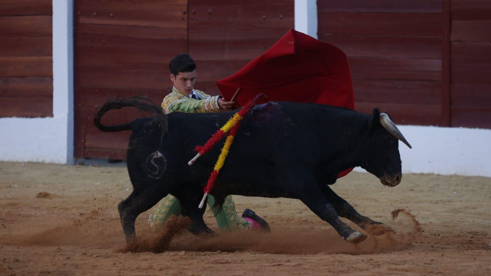 Pase de rodillas del linense Juan Jesús Rodríguez, que cortó tres orejas.