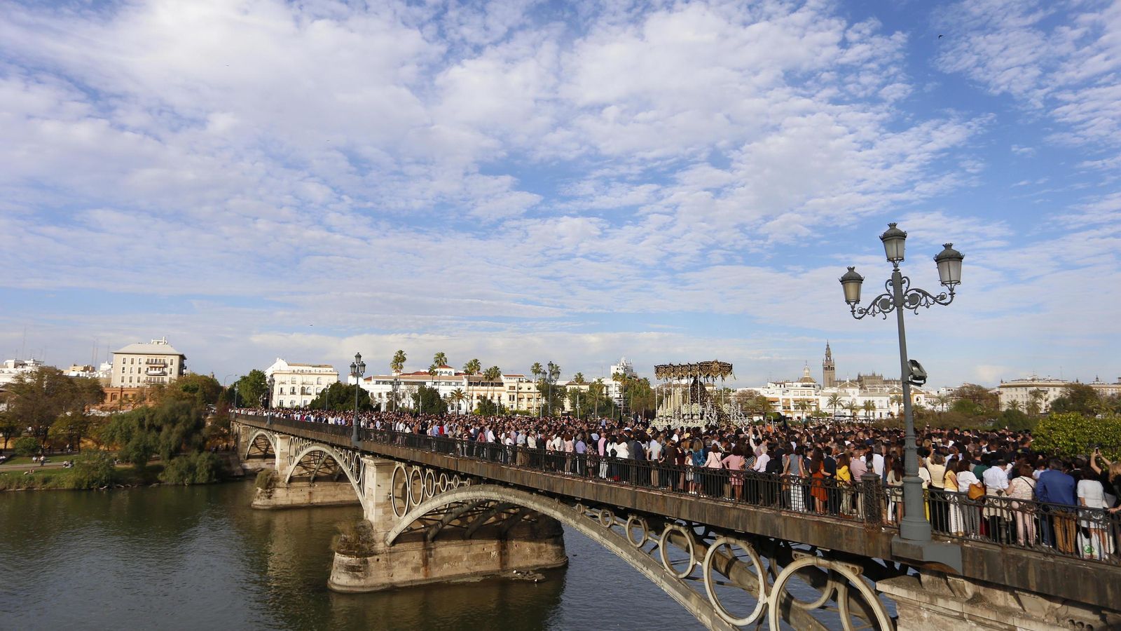 La Virgen de la Estrella cruza el puente de Triana un Domingo de Ramos.