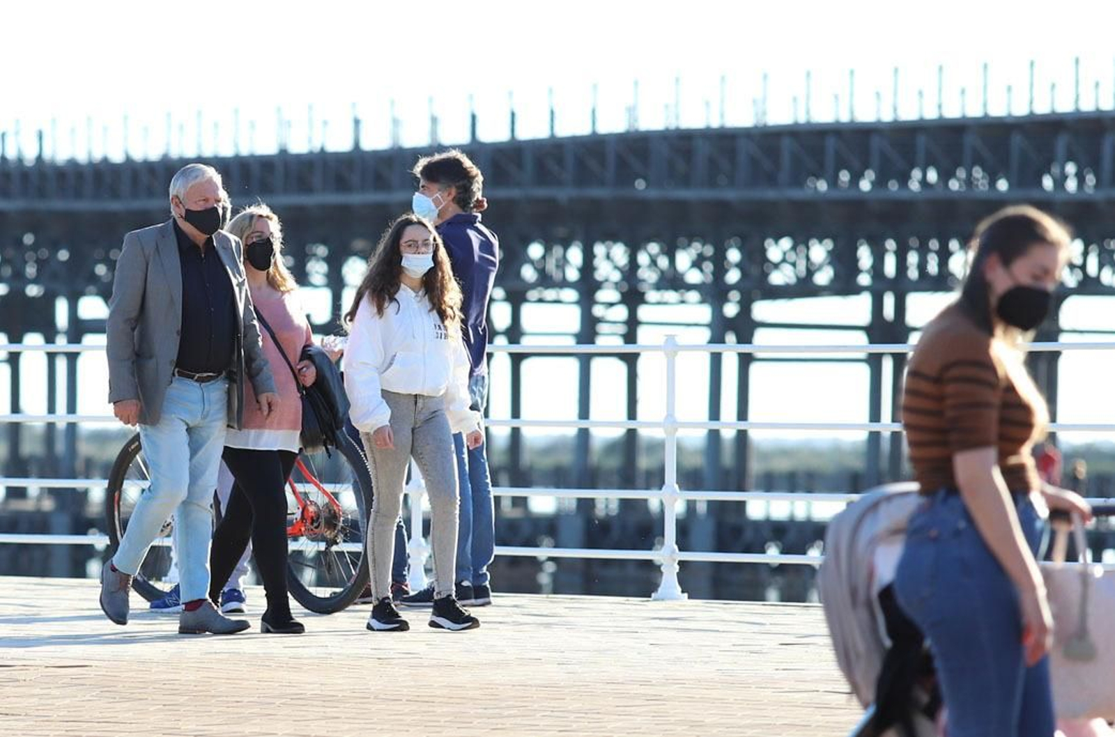 El buen tiempo del sábado llena de onubenses el Paseo de la Ría