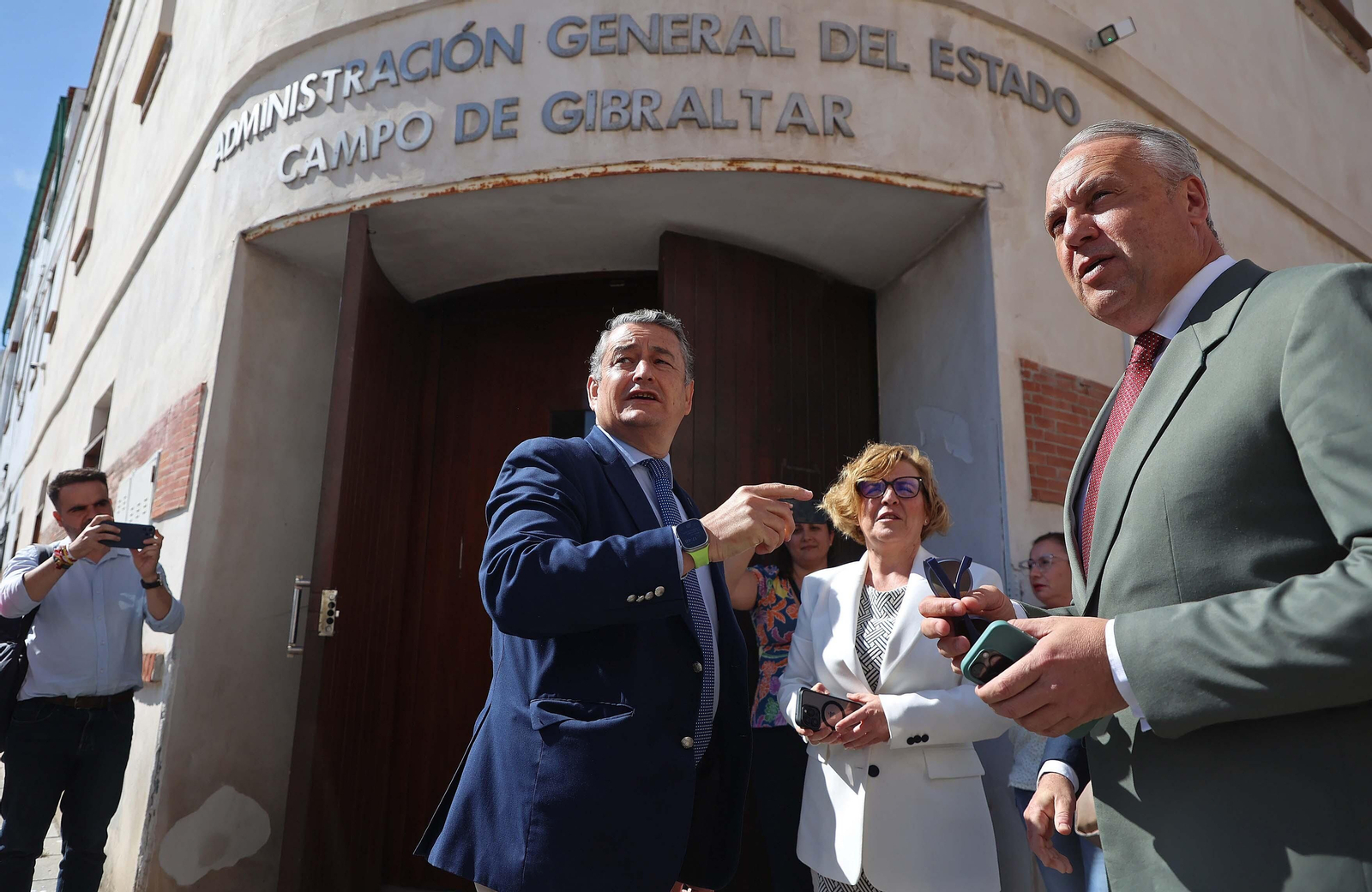 La reunión sobre el Brexit entre los alcaldes de la comarca y el ministro de Exteriores José Manuel Albares, en imágenes