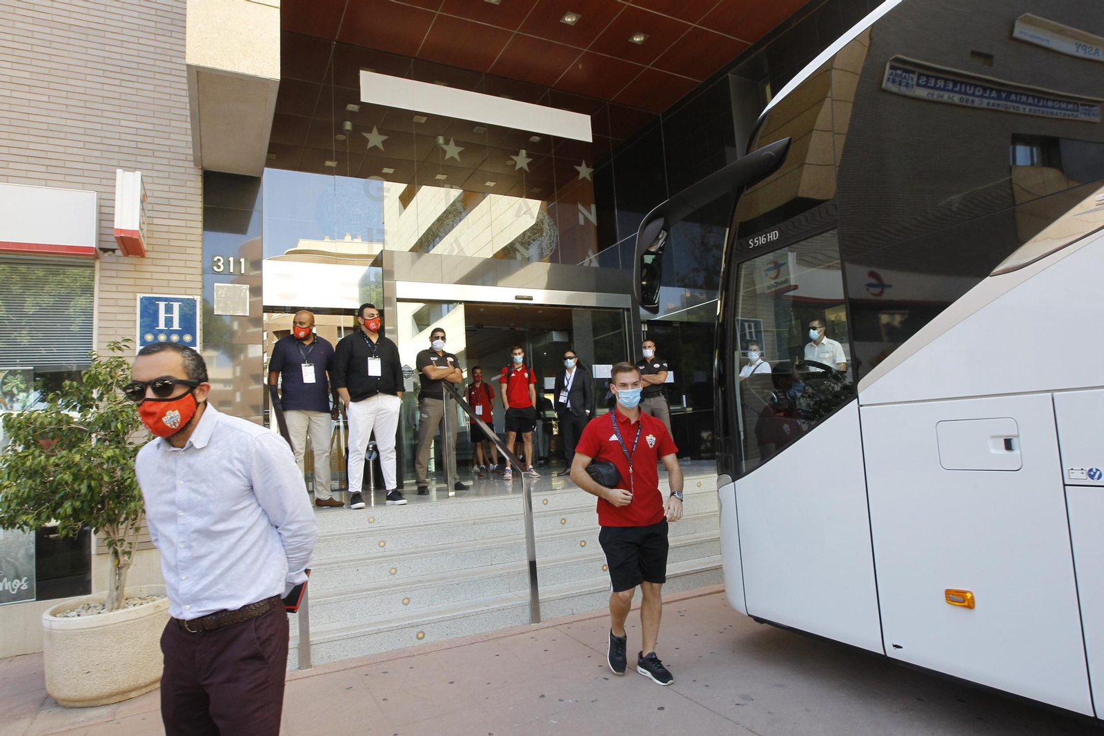 Fotogalería de la afición del Almería antes del partido ante el Girona