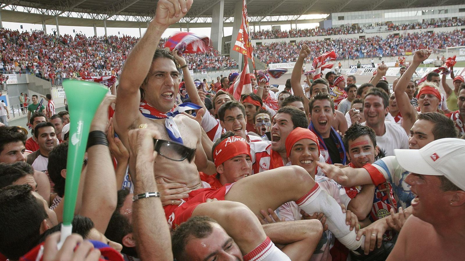 José Ortiz, manteado por los aficionados aquel 19 de mayo de 2007.