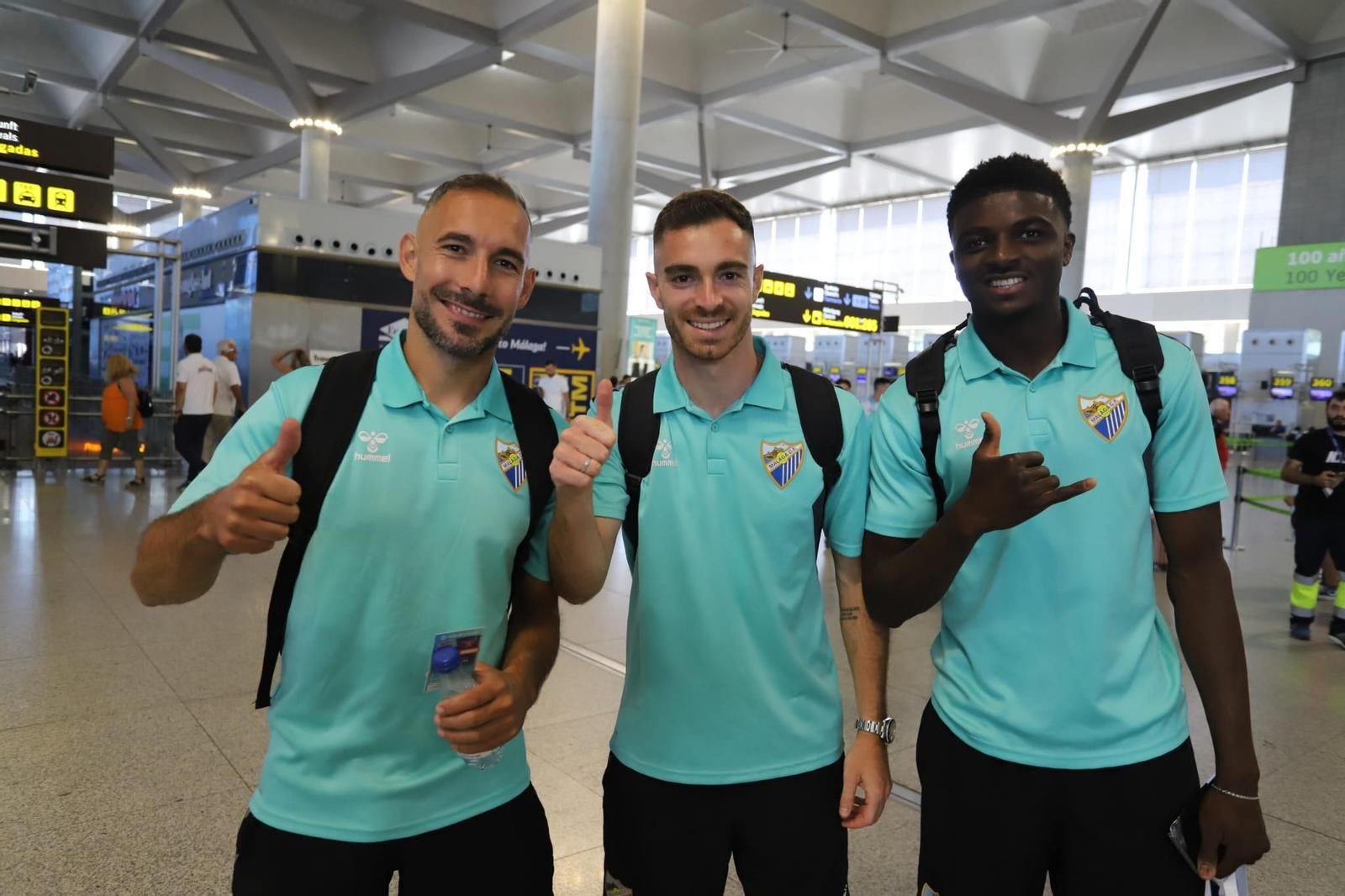 Las fotos de la afición despidiendo al Málaga en el aeropuerto
