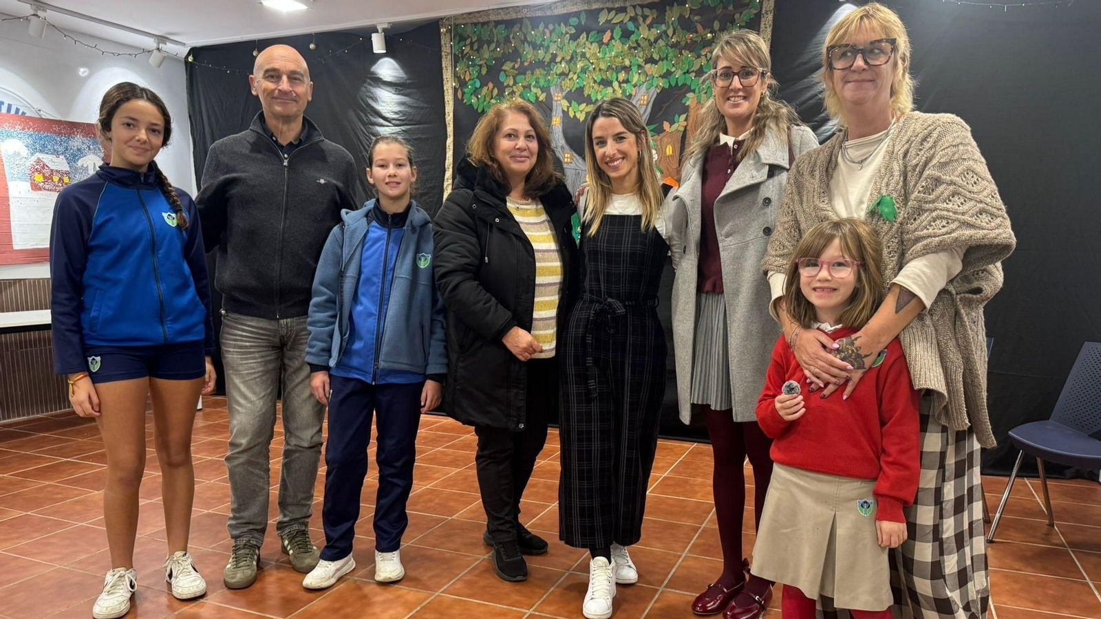 La planta de Pediatría del Hospital Punta de Europa recibe el mural solidario del Colegio Los Pinos.