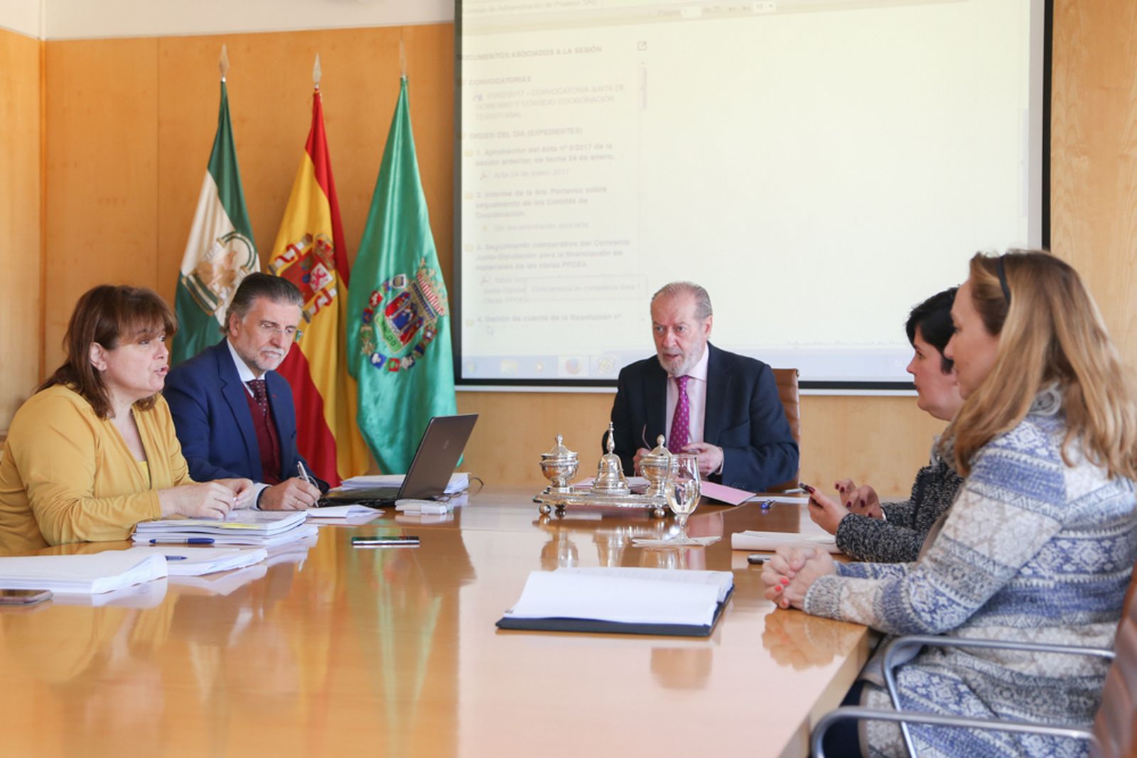 Villalobos presidiendo la Junta de Gobierno de ayer en la Diputación.
