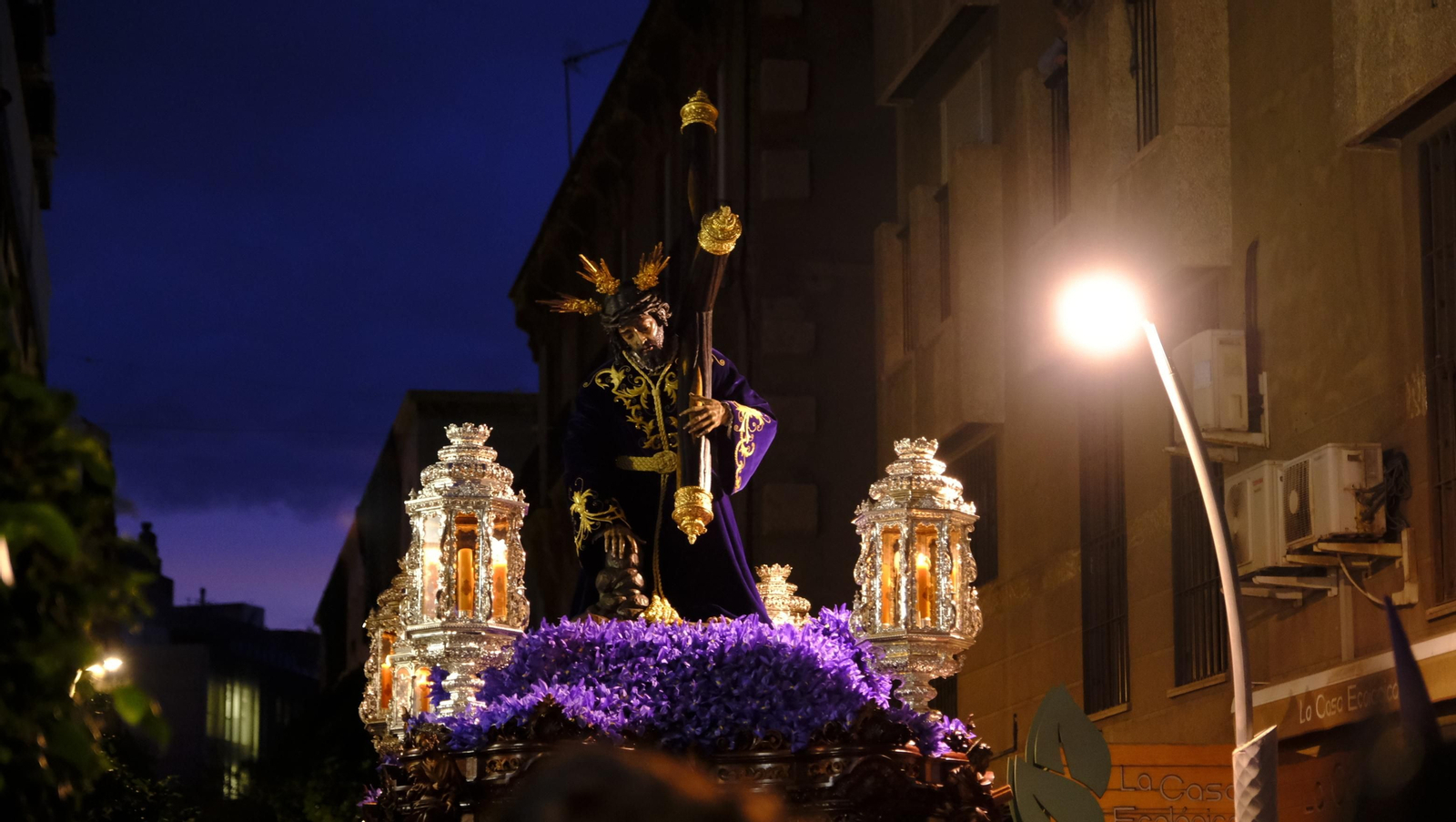 Pasión vuelve a su Iglesia de Santa Teresa azotada por la lluvia