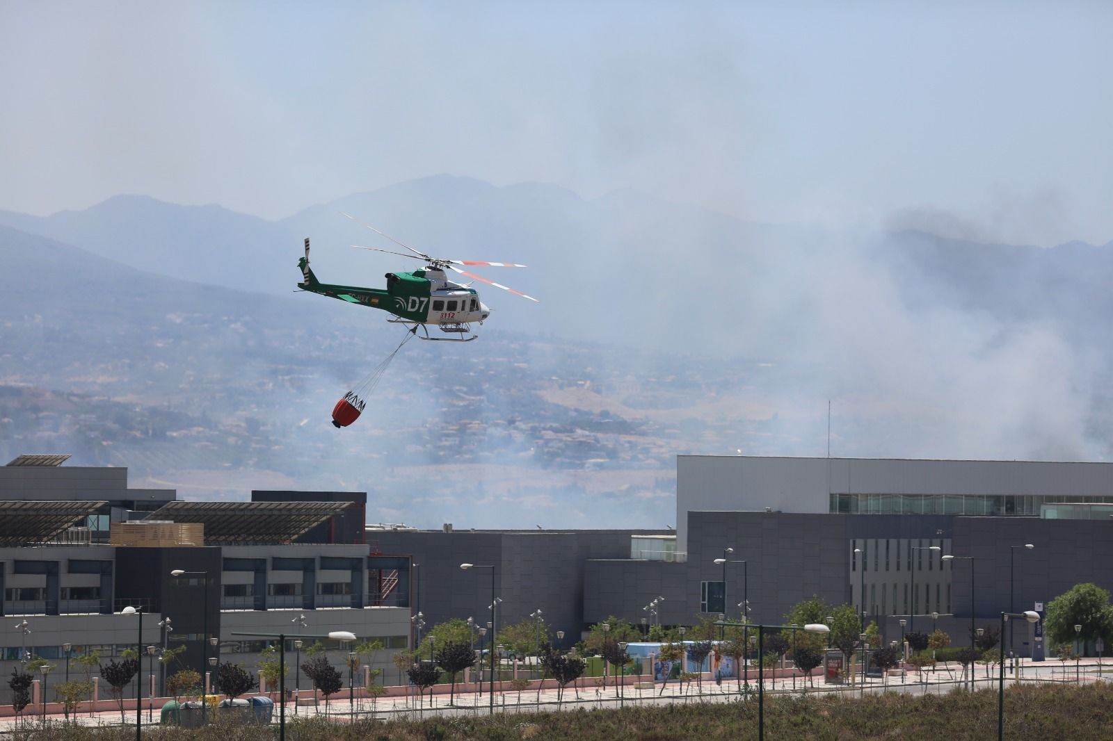 Un helicóptero del Infoca trabaja en las labores de extinción del incendio.