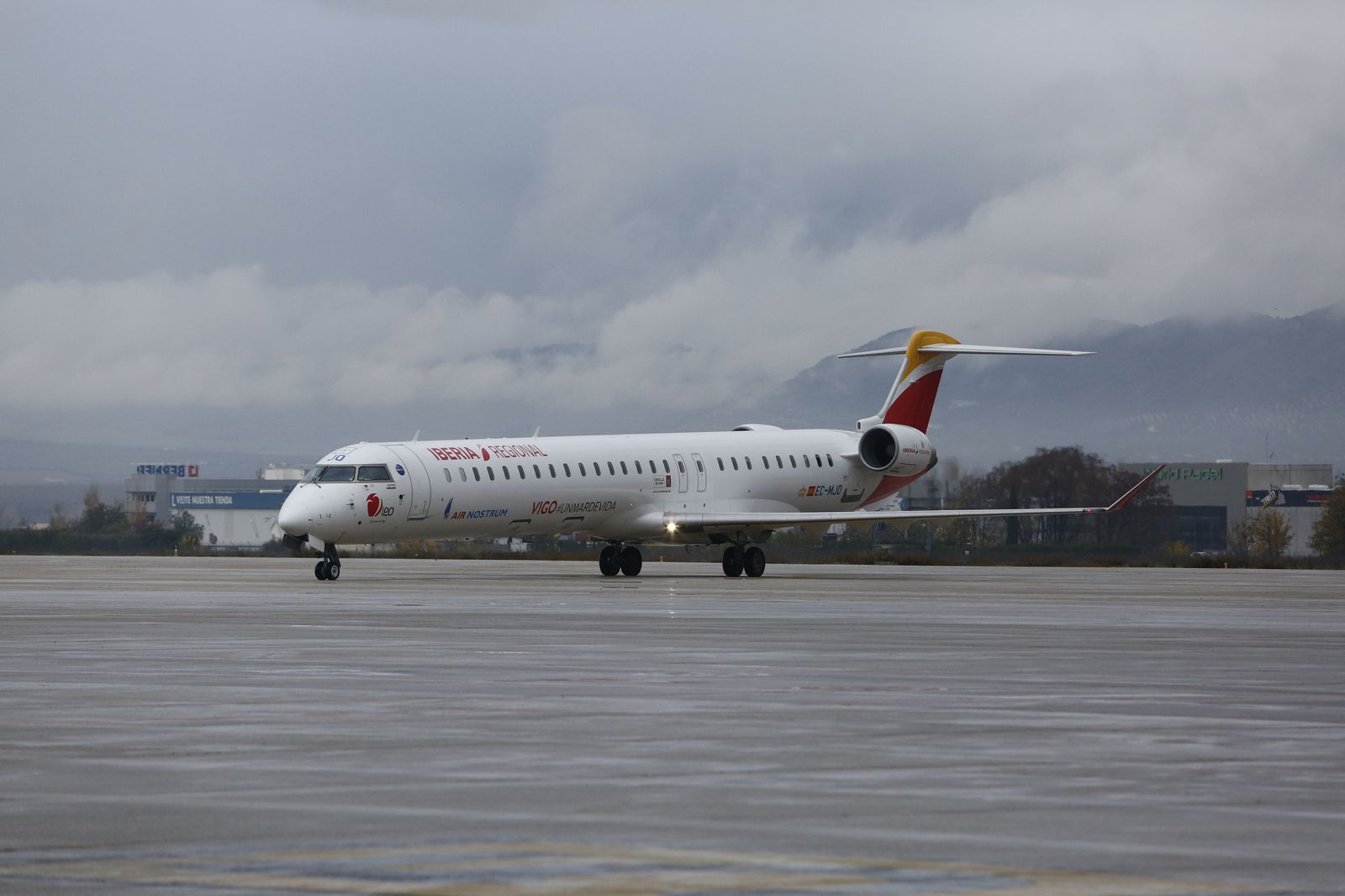Un avión de Iberia Regional aterrizando en la pista del aeródromo granadino.