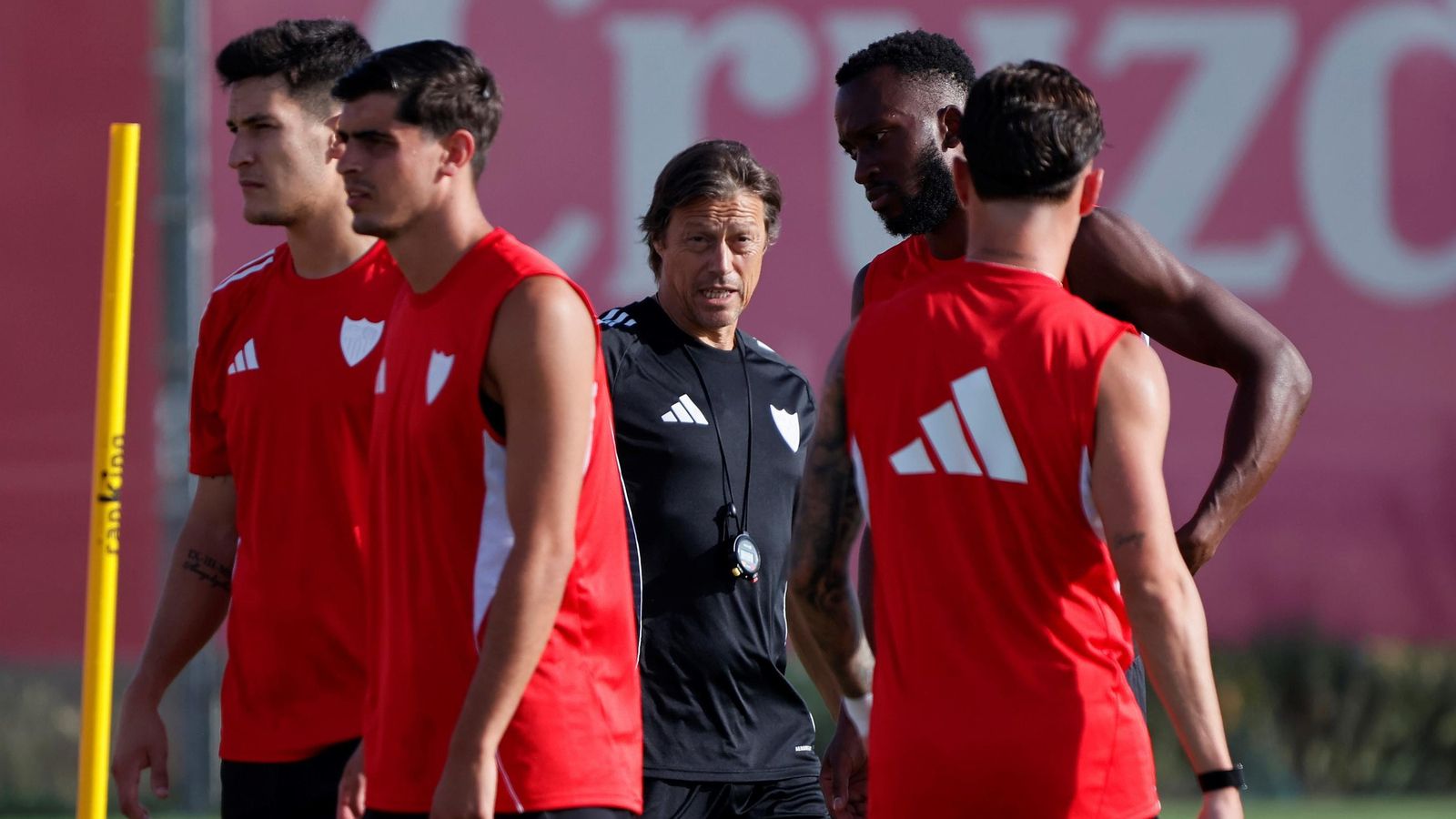 Almeyda, flanqueado por Castrín, Juanlu, Lukébakio y Carmona; los cuatro podrían ser titulares.