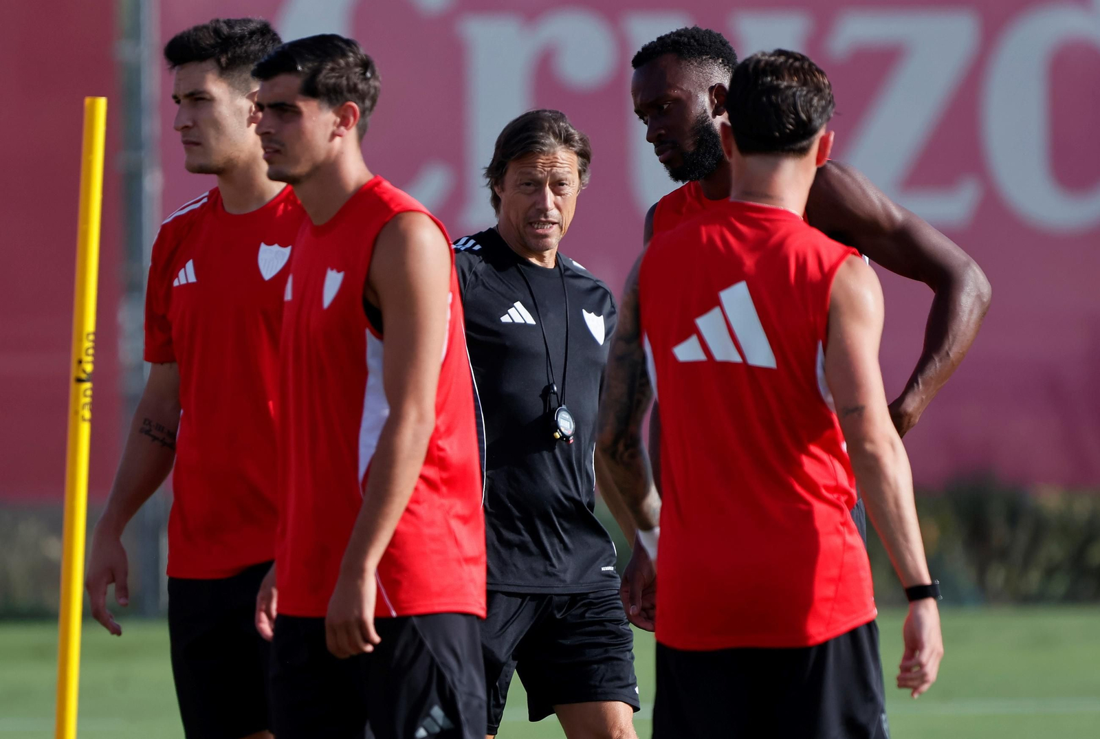 Almeyda, flanqueado por Castrín, Juanlu, Lukébakio y Carmona; los cuatro podrían ser titulares.