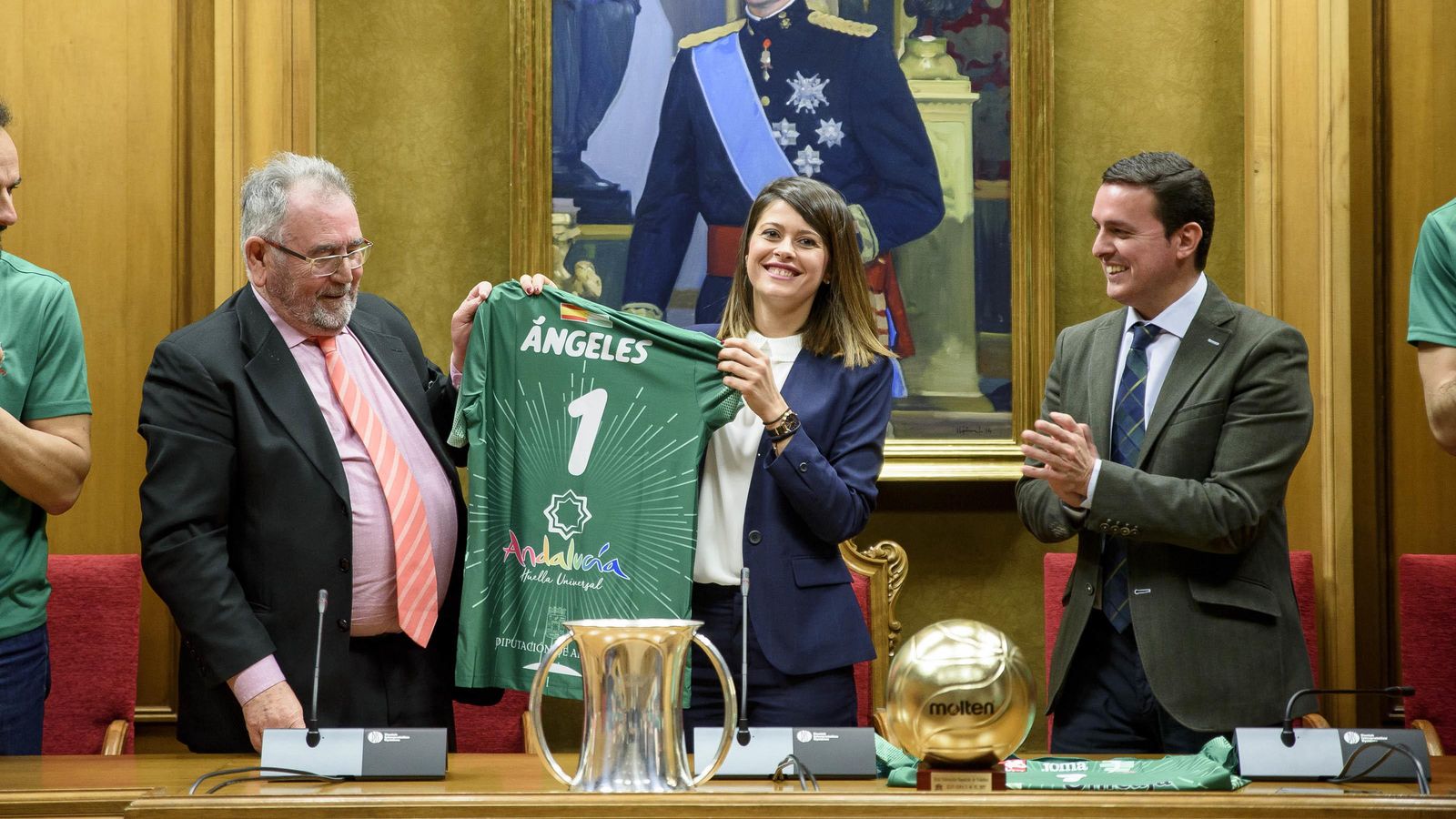 Ángeles Martínez, diputada de Deportes, recibió una camiseta con el dorsal número 1
