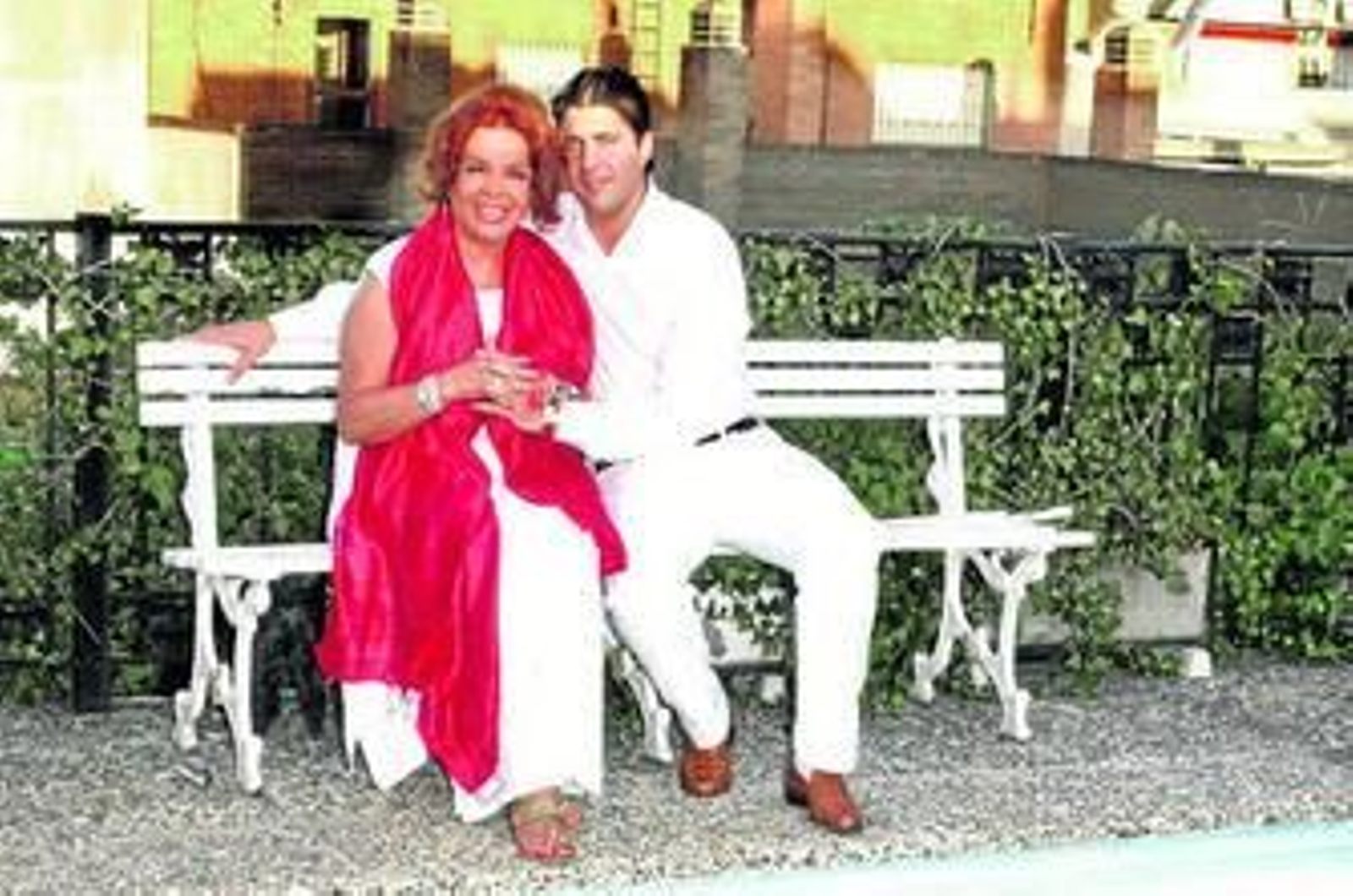 Sara Montiel junto a su cuarto marido, el polémico Toni Hernández, que halló una fama instantánea y efímera.