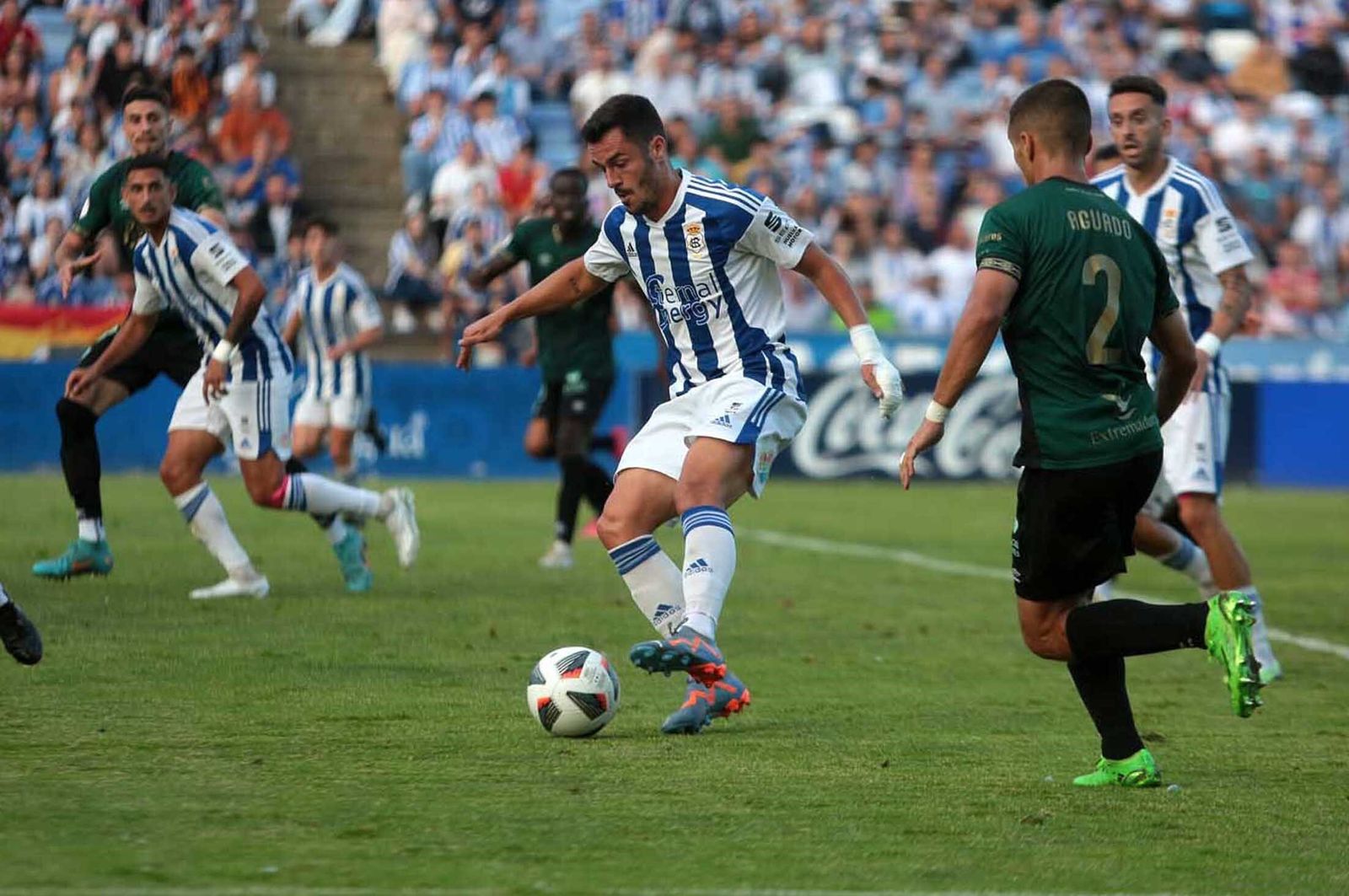 Nacho Heras controla el balón durante el partido con el Cacereño.