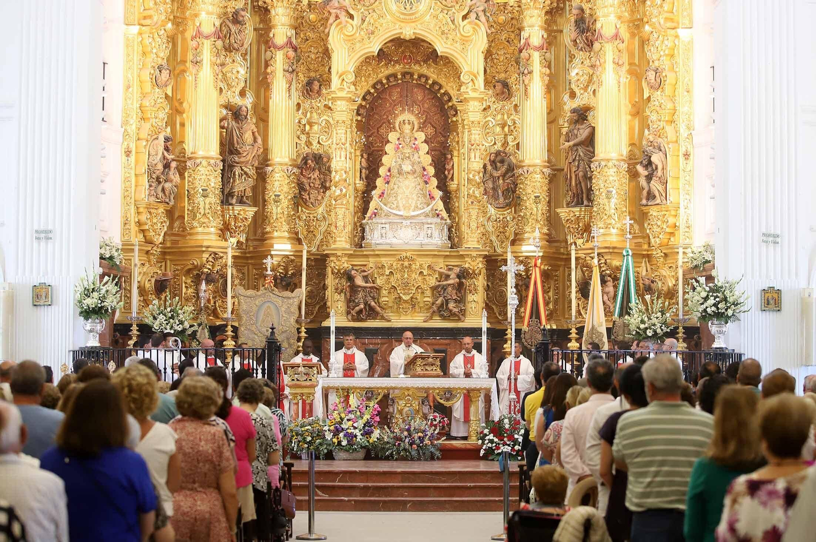 Imágenes de la procesión eucarística y solemne Función del Voto en El Rocío Chico