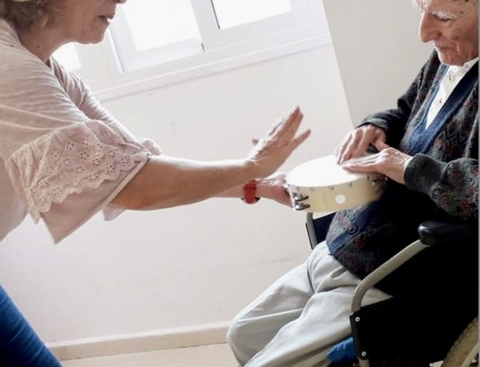 Imagen de la experta en musicoterapia Alicia Castro en una de las sesiones llevadas a cabo en una centro de mayores.