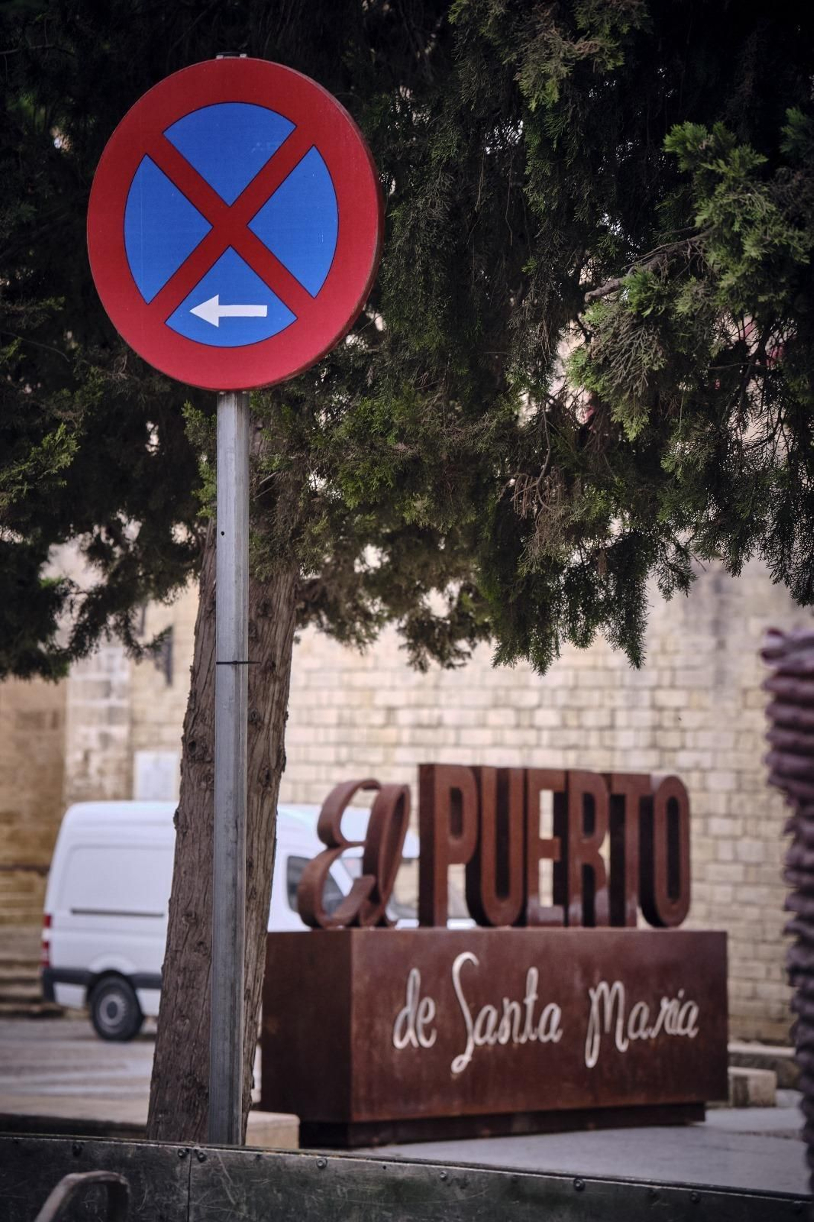 Una señal de prohibido aparcar junto a la Plaza del Castillo.