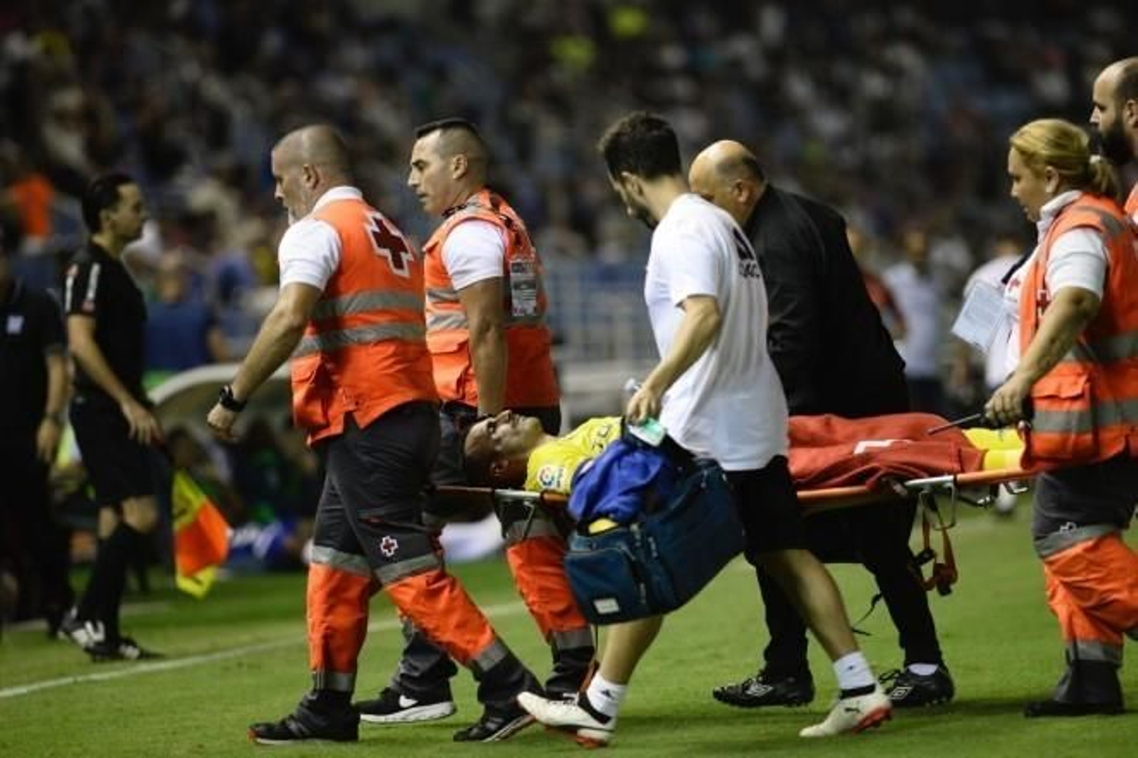 El central cadista fue retirado en camilla tras sufrir la lesión