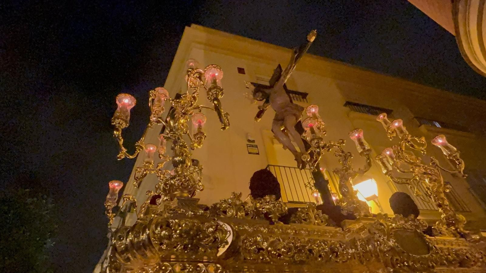 El Santo Crucifijo, por la plaza de San Andrés.