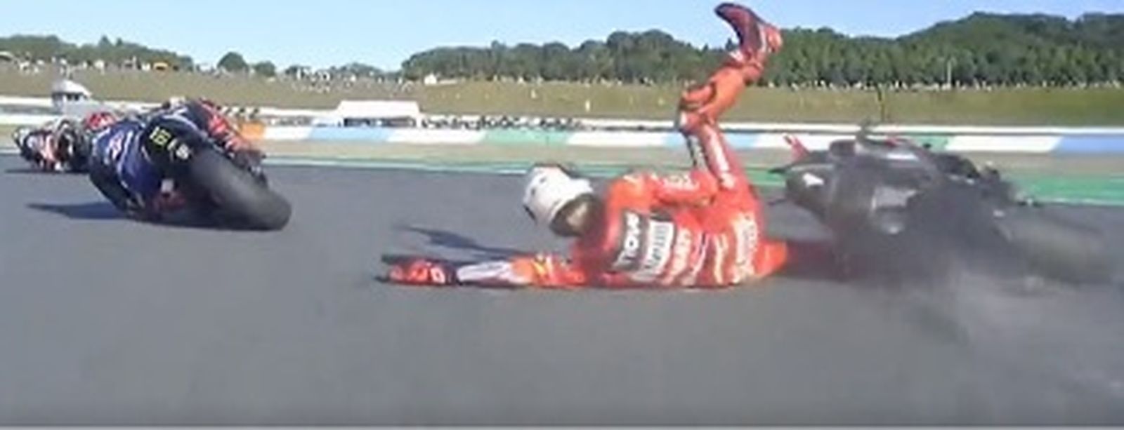 El italiano Pecco Bagnaia, en el momento de irse al suelo en la última vuelta.