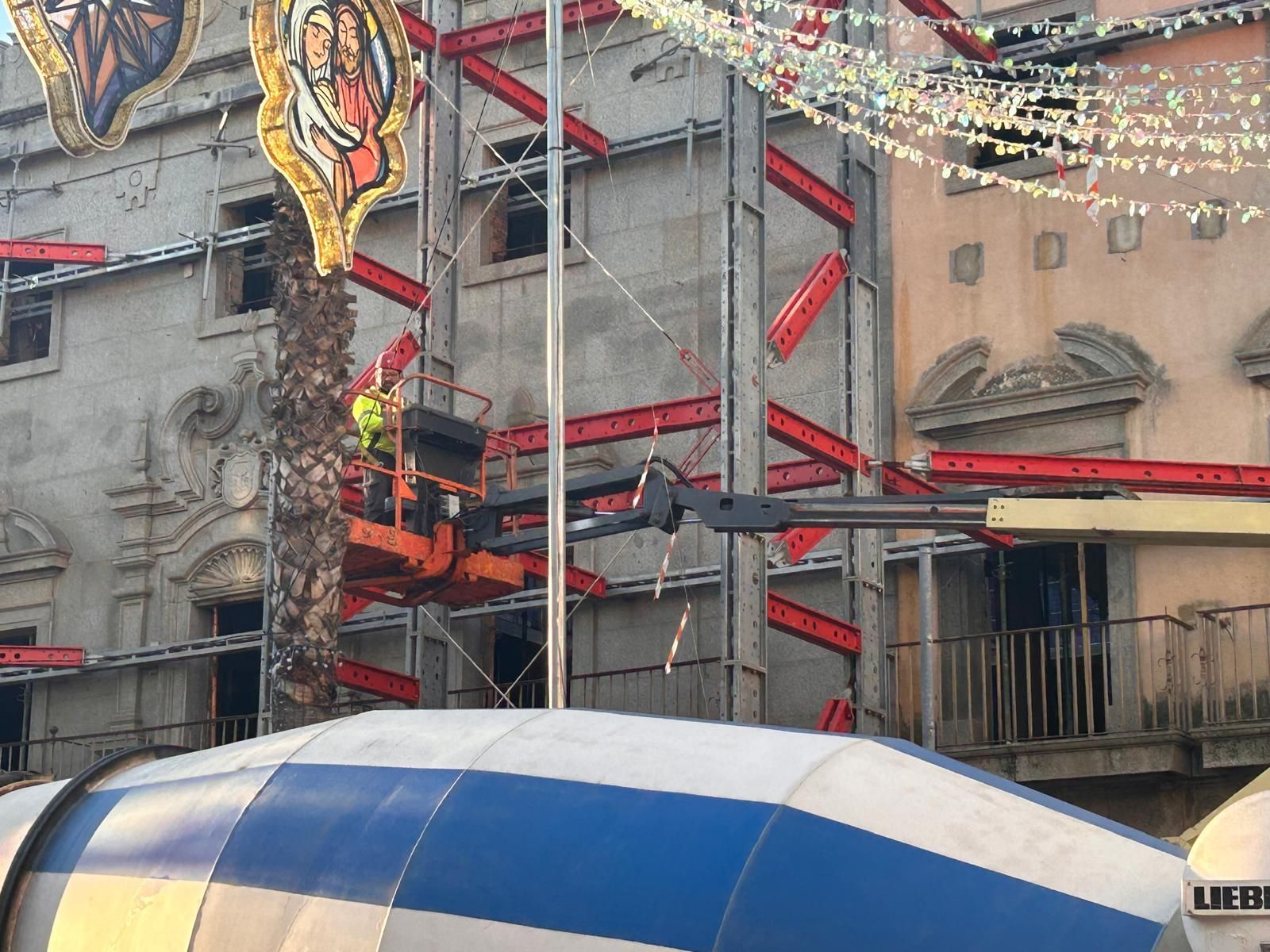 Adiós a las estructuras metálicas de Hacienda: imágenes de la retirada ante el inicio de la Navidad en Huelva