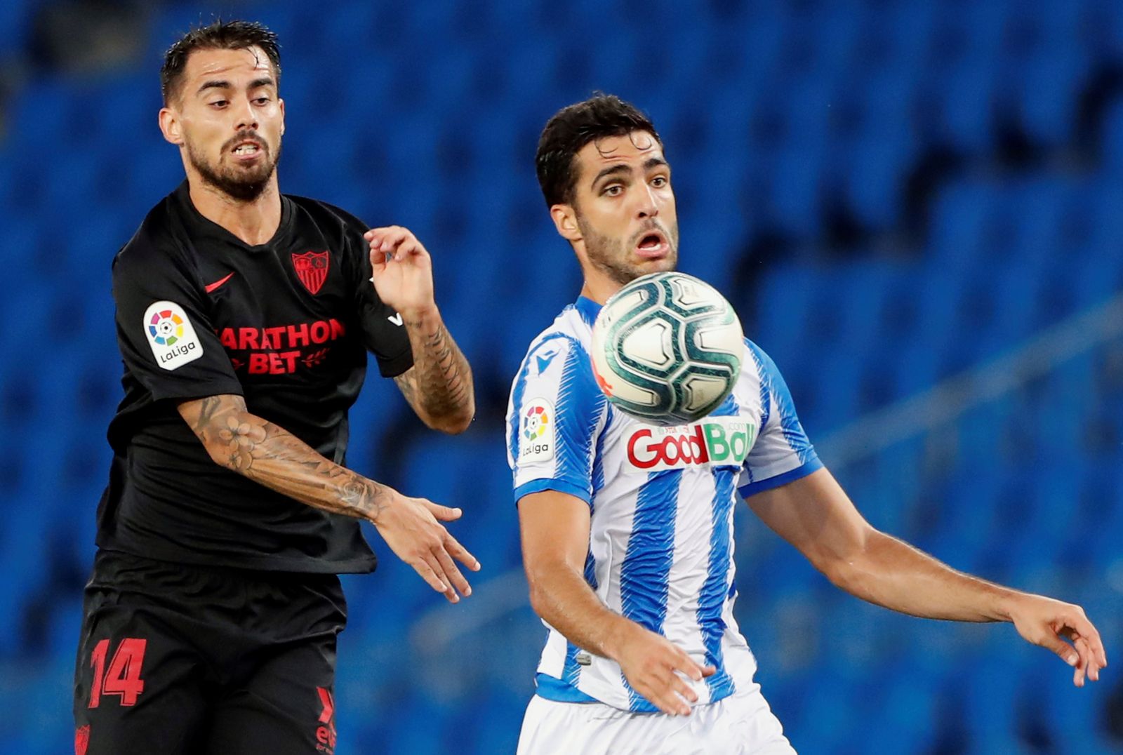 Suso trata de anticiparse a Mikel Merino en el duelo de la pasada campaña.