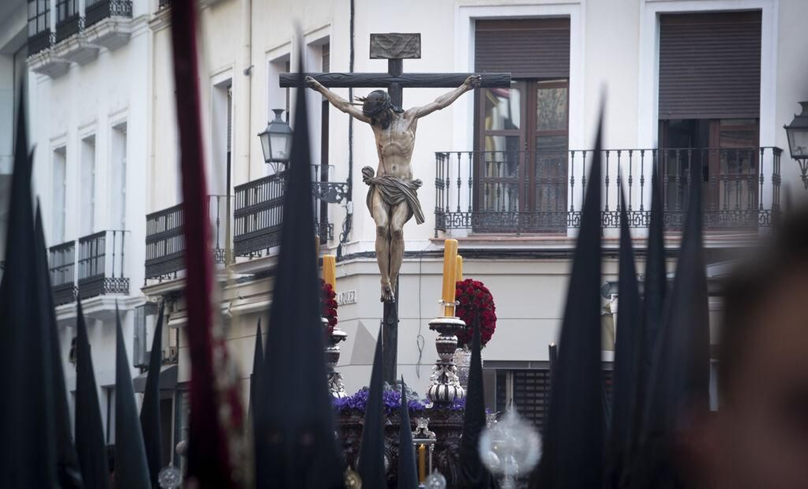 El crucificado accede a la Plaza de la Campana