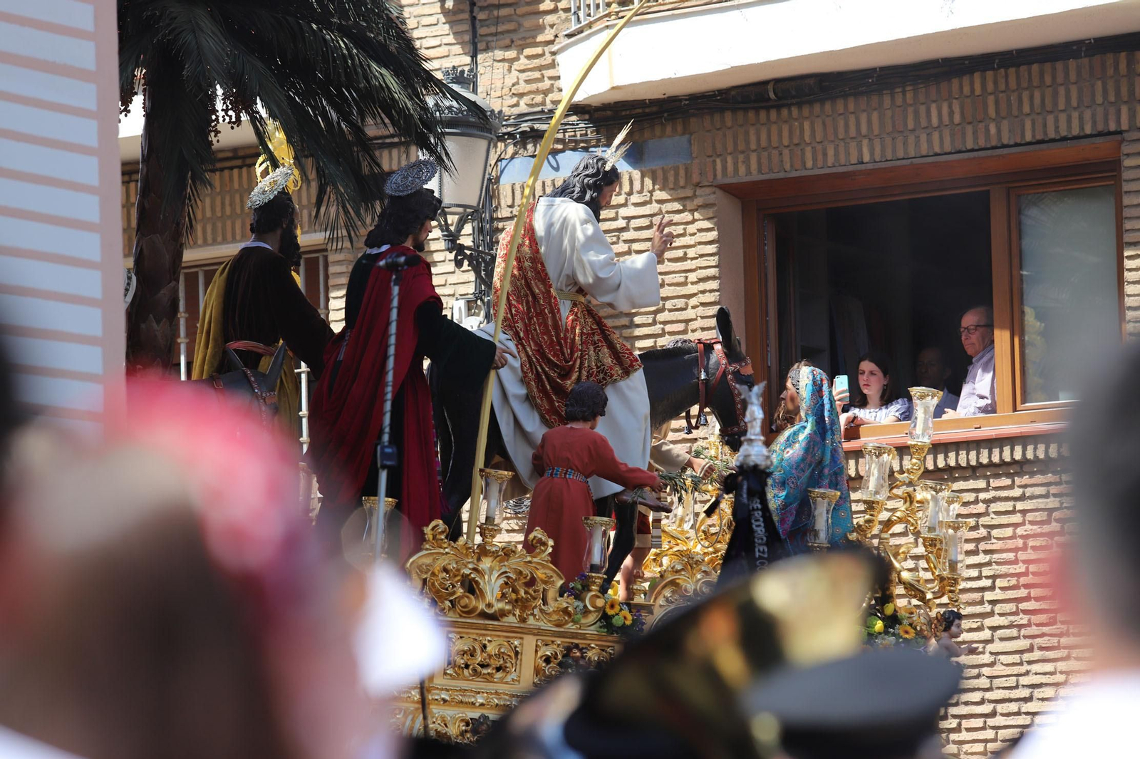 Imágenes del recorrido de la Borriquita  por las calles de Huelva