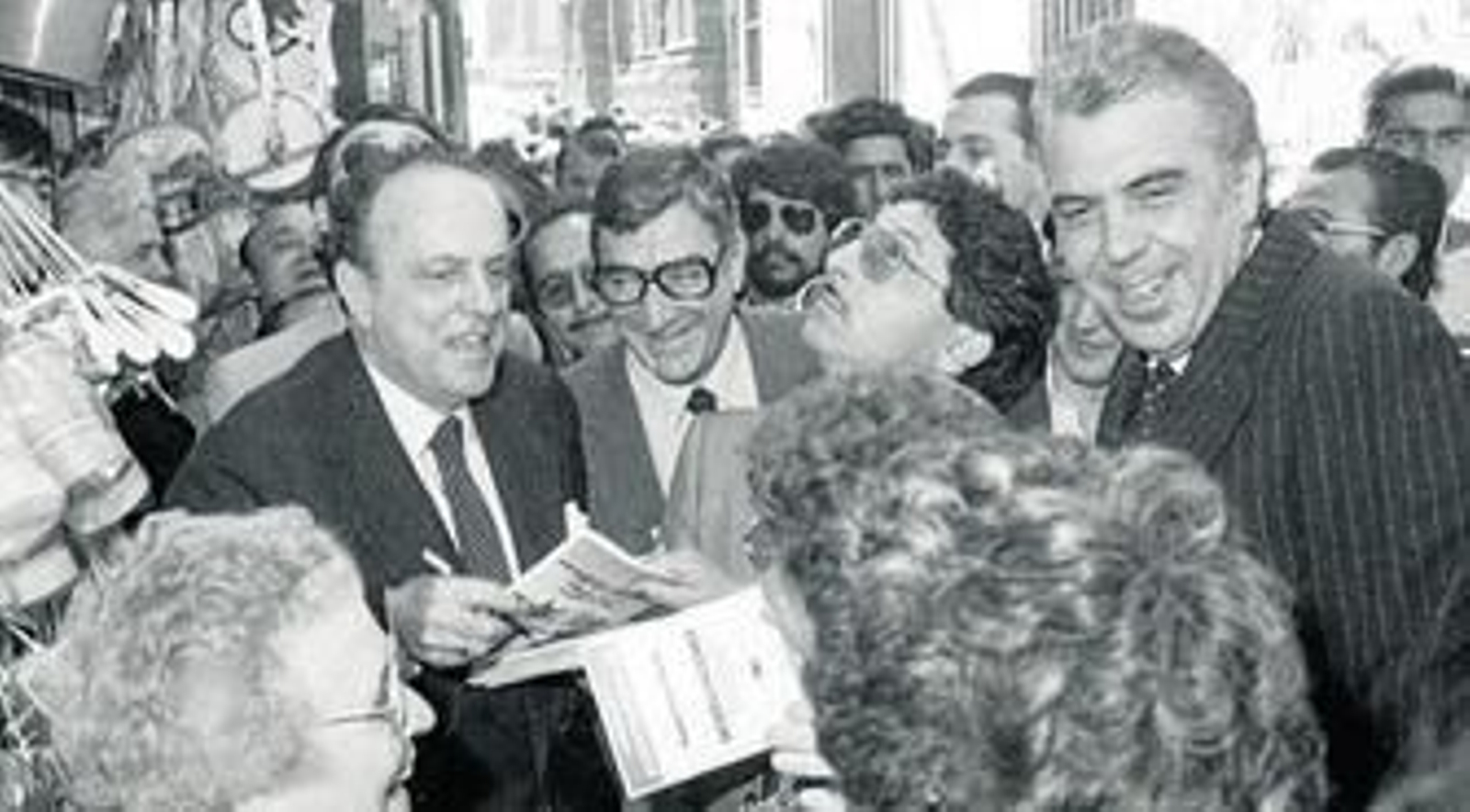 Manuel Fraga, durante la campaña de las municipales de 1979, firma programas en la calle Compañía de Cádiz junto a José Antonio Gutiérrez Trueba y Jesús Mancha.