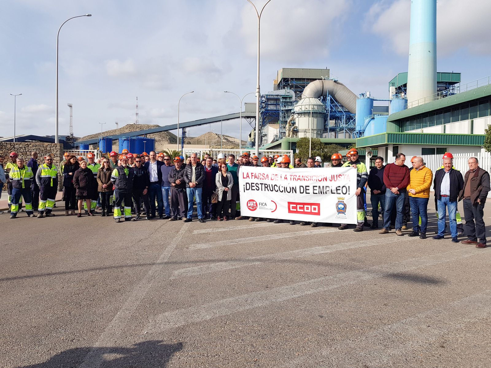Concentración a la entrada de la central eléctrica de Carboneras.